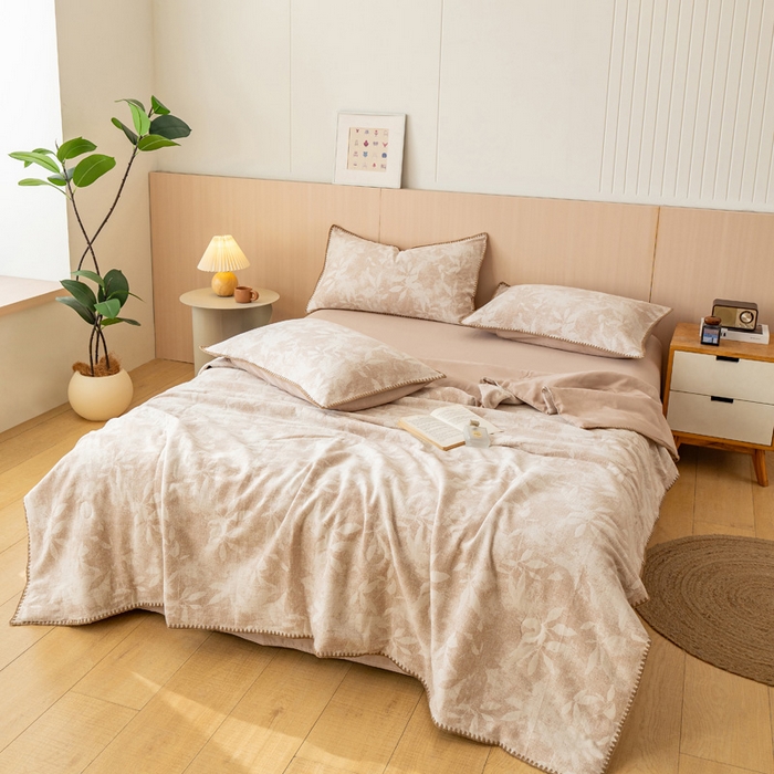 91家纺网 家纺一手货源 找家纺 鸣升家纺 2026春夏新款全棉双层纱大提花夏被夏凉被空调被 香奈花园-咖