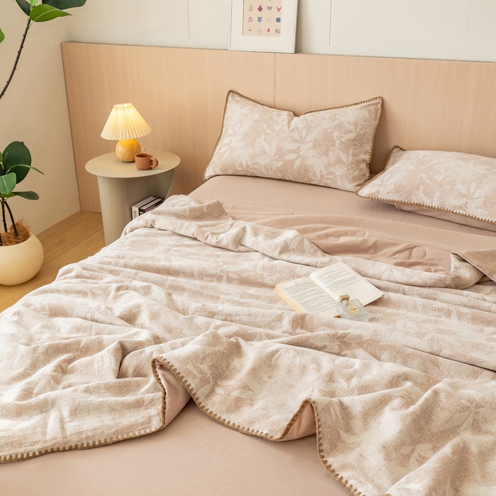 91家纺网 家纺一手货源 找家纺 鸣升家纺 2026春夏新款全棉双层纱大提花夏被夏凉被空调被 香奈花园-咖