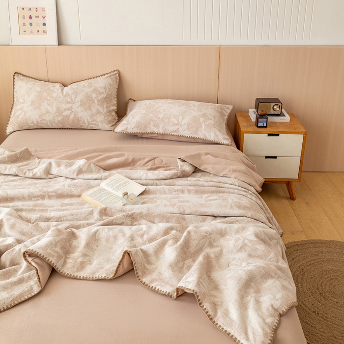 91家纺网 家纺一手货源 找家纺 鸣升家纺 2026春夏新款全棉双层纱大提花夏被夏凉被空调被 香奈花园-咖