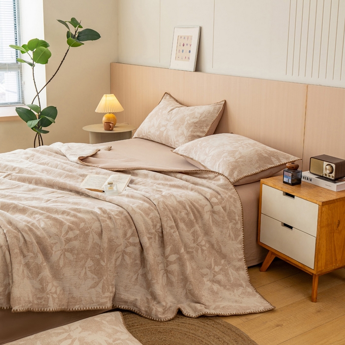 91家纺网 家纺一手货源 找家纺 鸣升家纺 2026春夏新款全棉双层纱大提花夏被夏凉被空调被 香奈花园-咖