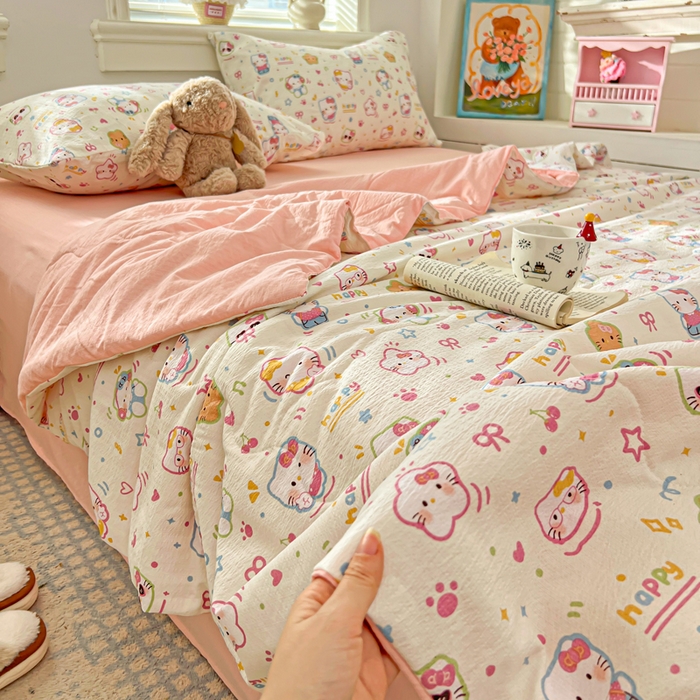 91家纺网 家纺一手货源 找家纺 花伞家居 2026新款皱皱双层纱夏被夏凉被空调被四件套 夏被-快乐小猫