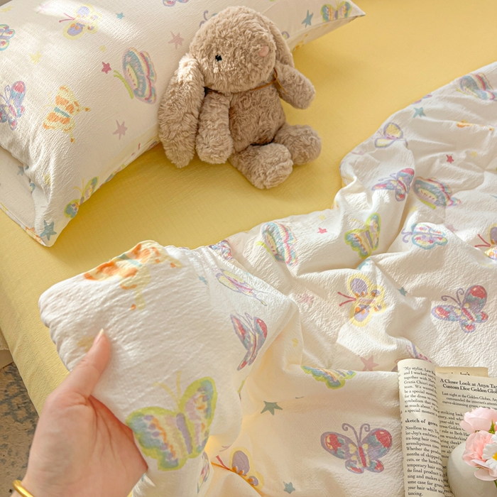 91家纺网 家纺一手货源 找家纺 花伞家居 2026新款皱皱双层纱夏被夏凉被空调被四件套 夏被-童年蝴蝶