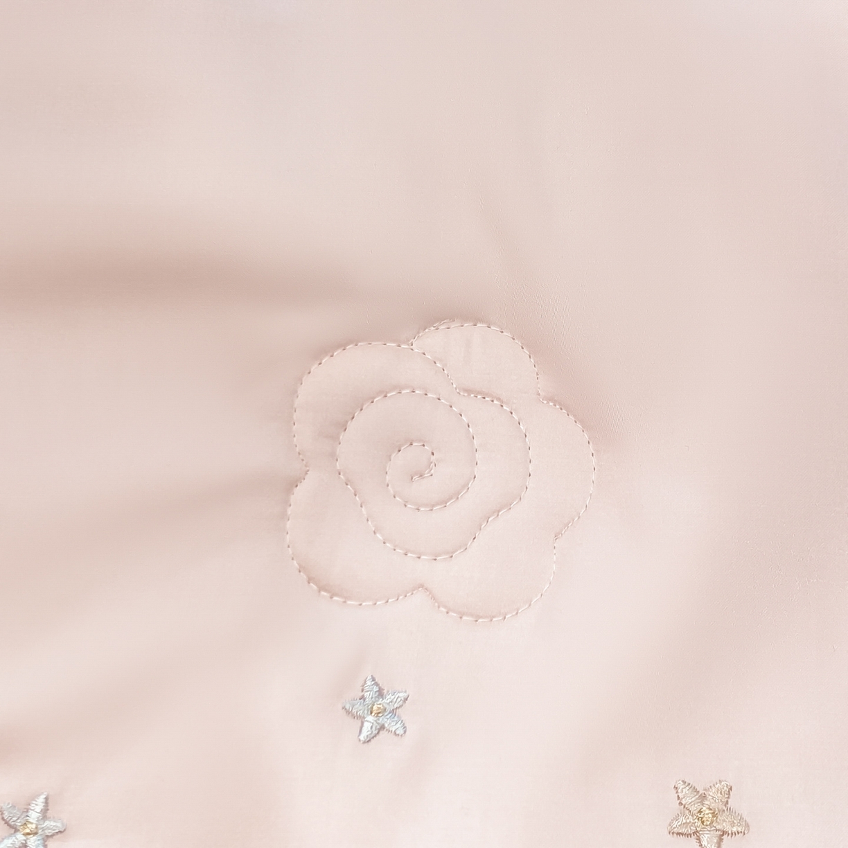 91家纺网 家纺一手货源 找家纺 （总）新方向 2026刺绣A类20%蚕丝天丝棉夏被四件套 65%60s兰精天丝 35%100支长绒棉-芙蝶