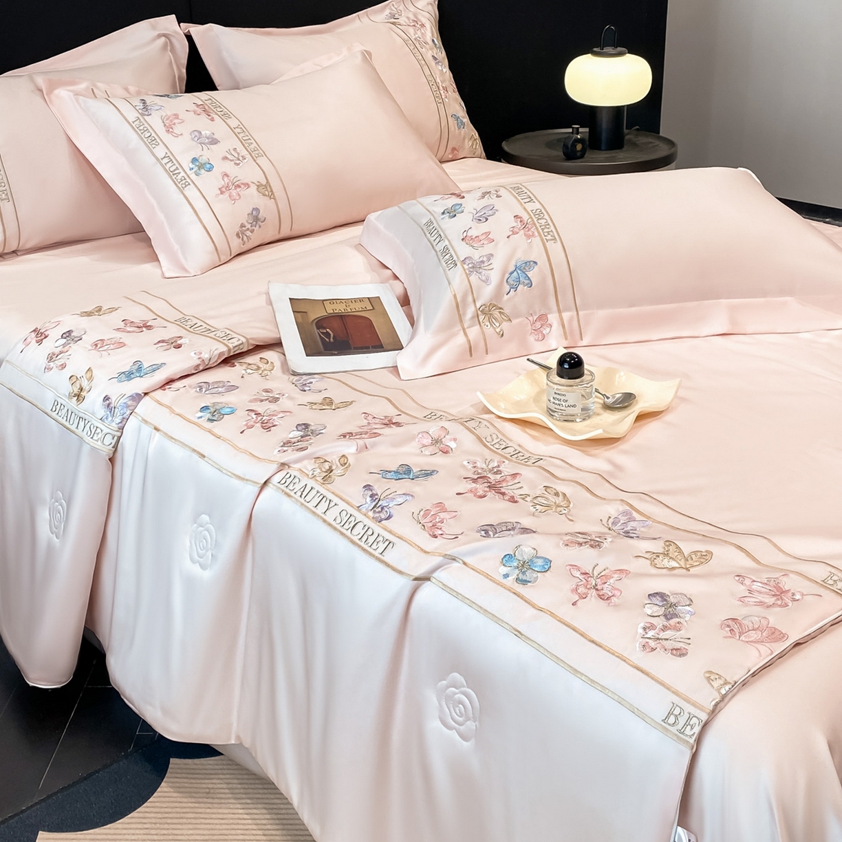 91家纺网 家纺一手货源 找家纺 （总）新方向 2026刺绣A类20%蚕丝天丝棉夏被四件套 65%60s兰精天丝 35%100支长绒棉-芙蝶