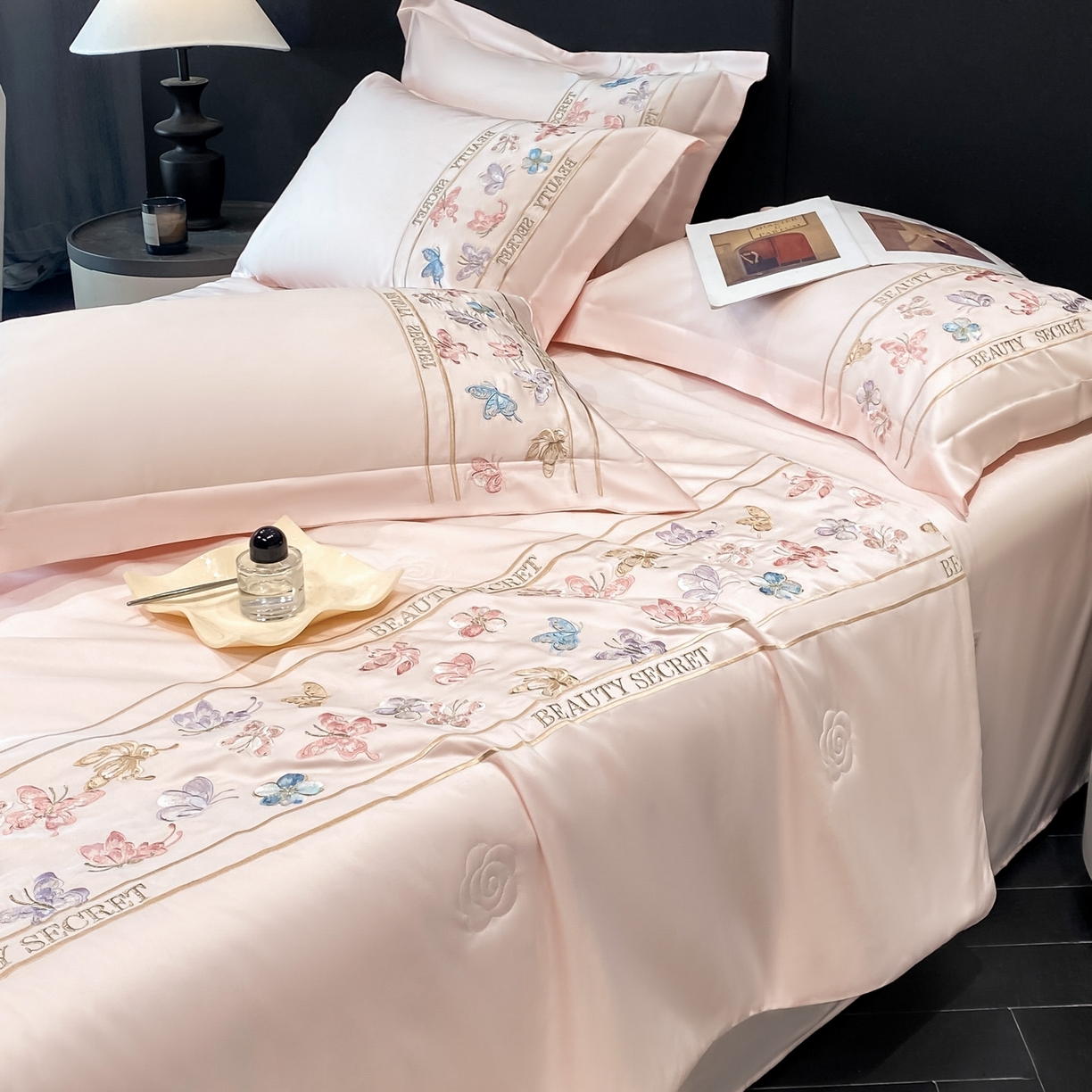 91家纺网 家纺一手货源 找家纺 （总）新方向 2026刺绣A类20%蚕丝天丝棉夏被四件套 65%60s兰精天丝 35%100支长绒棉-芙蝶