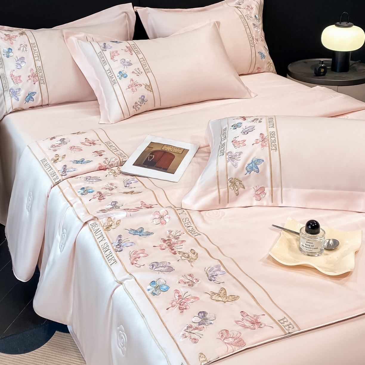 91家纺网 家纺一手货源 找家纺 （总）新方向 2026刺绣A类20%蚕丝天丝棉夏被四件套 65%60s兰精天丝 35%100支长绒棉-芙蝶