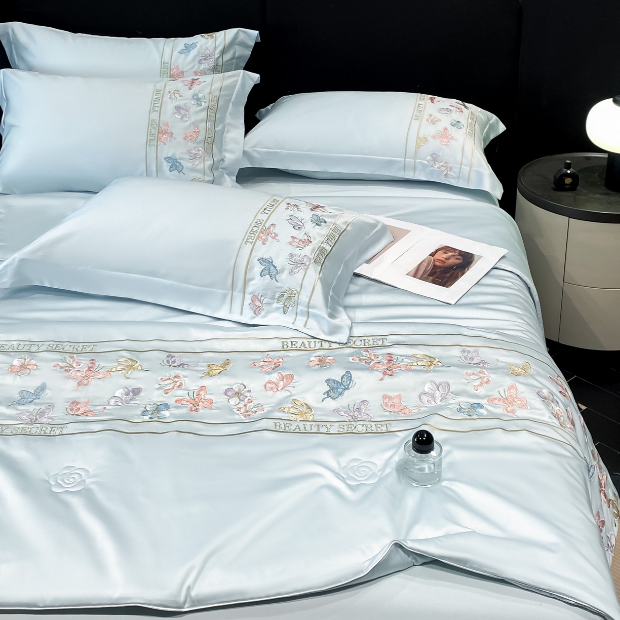 91家纺网 家纺一手货源 找家纺 新方向 2026新款刺绣A类20%蚕丝天丝棉夏被四件套-芙蝶 芙蝶-微光蓝