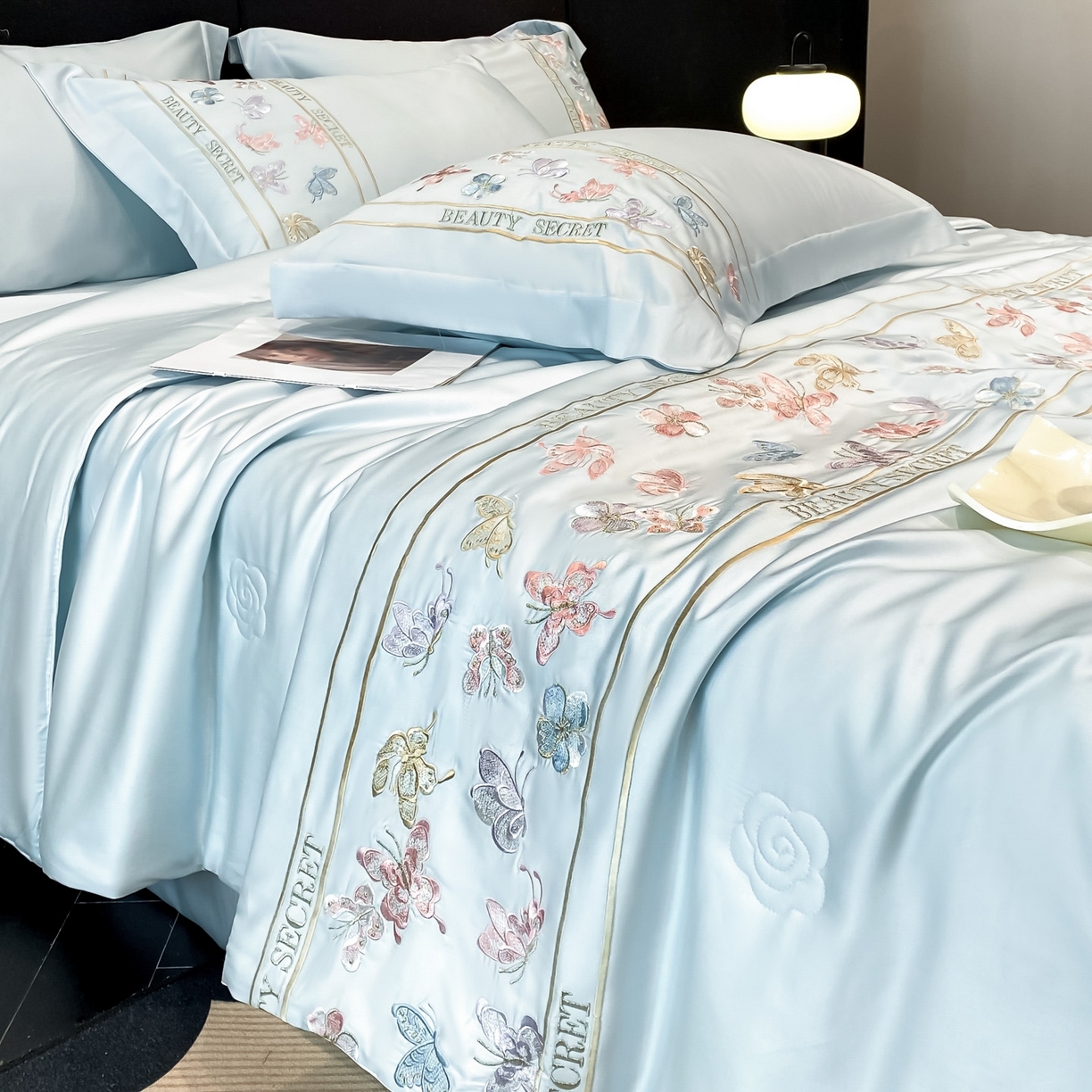 91家纺网 家纺一手货源 找家纺 新方向 2026新款刺绣A类20%蚕丝天丝棉夏被四件套-芙蝶 芙蝶-微光蓝