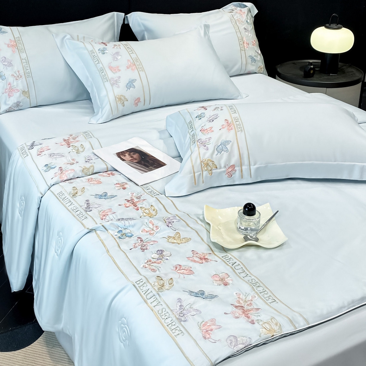 91家纺网 家纺一手货源 找家纺 新方向 2026新款刺绣A类20%蚕丝天丝棉夏被四件套-芙蝶 芙蝶-微光蓝