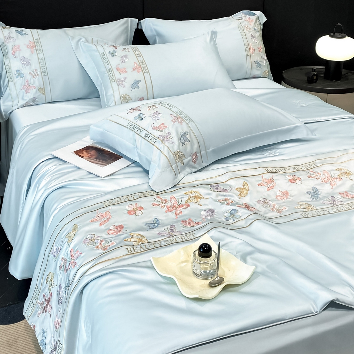 91家纺网 家纺一手货源 找家纺 新方向 2026新款刺绣A类20%蚕丝天丝棉夏被四件套-芙蝶 芙蝶-微光蓝