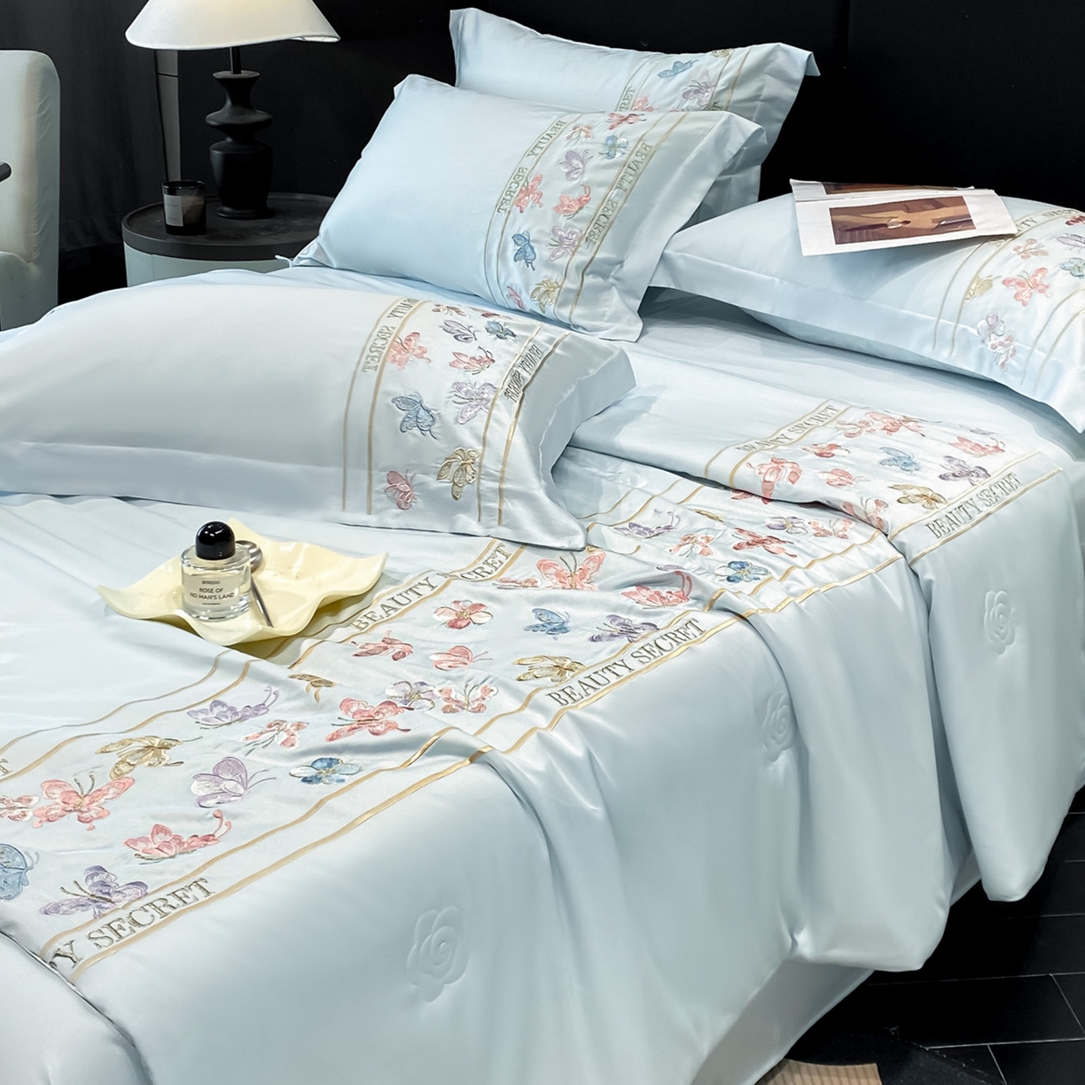 91家纺网 家纺一手货源 找家纺 新方向 2026新款刺绣A类20%蚕丝天丝棉夏被四件套-芙蝶 芙蝶-微光蓝