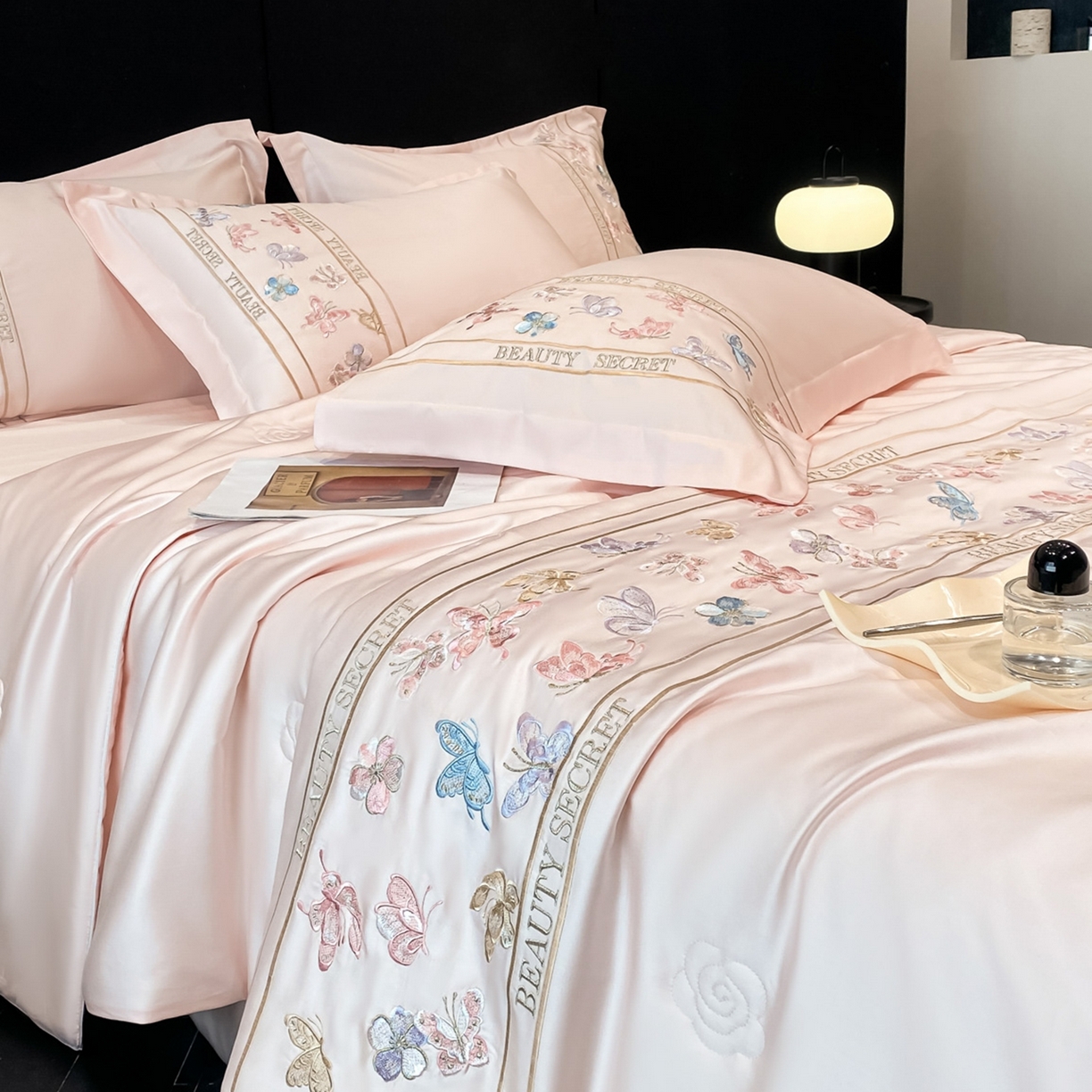 91家纺网 家纺一手货源 找家纺 新方向 2026新款刺绣A类20%蚕丝天丝棉夏被四件套-芙蝶 芙蝶-山茶粉