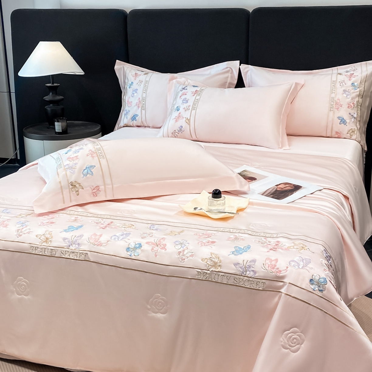 91家纺网 家纺一手货源 找家纺 新方向 2026新款刺绣A类20%蚕丝天丝棉夏被四件套-芙蝶 芙蝶-山茶粉