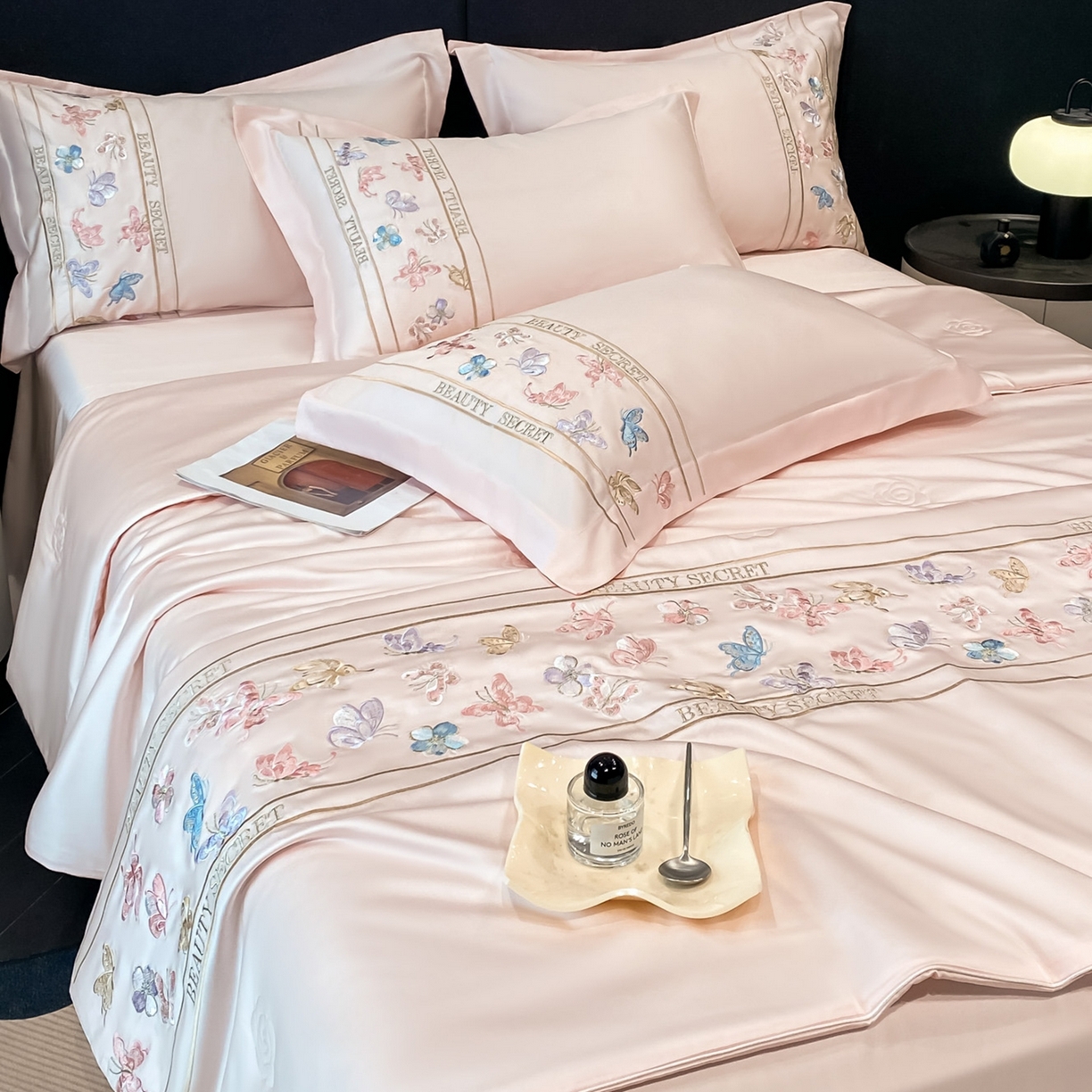 91家纺网 家纺一手货源 找家纺 新方向 2026新款刺绣A类20%蚕丝天丝棉夏被四件套-芙蝶 芙蝶-山茶粉