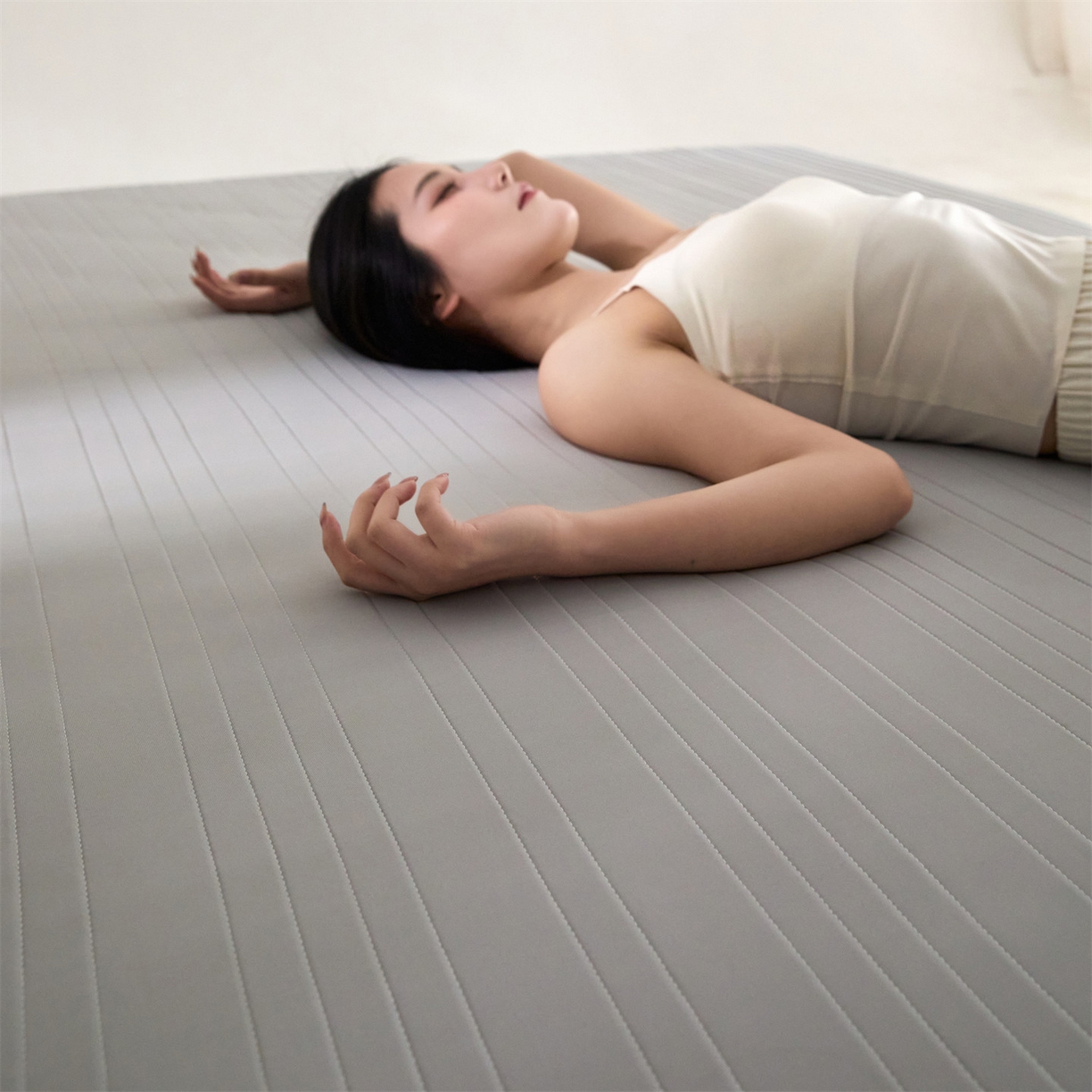 91家纺网 家纺一手货源 找家纺 头等舱 2026新款锦氨A类深睡无胶透气自然凉感床笠软凉席 软凉席-浅灰