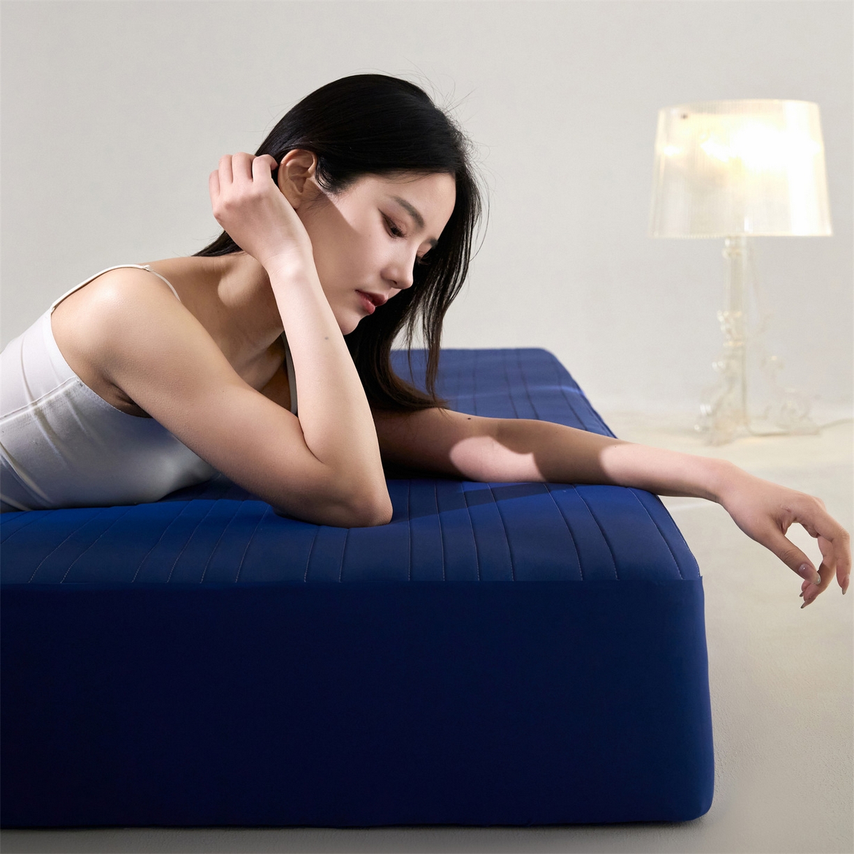 91家纺网 家纺一手货源 找家纺 头等舱 2026新款锦氨A类深睡无胶透气自然凉感床笠软凉席 软凉席-深空蓝