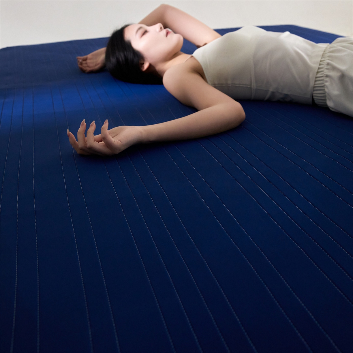 91家纺网 家纺一手货源 找家纺 头等舱 2026新款锦氨A类深睡无胶透气自然凉感床笠软凉席 软凉席-深空蓝