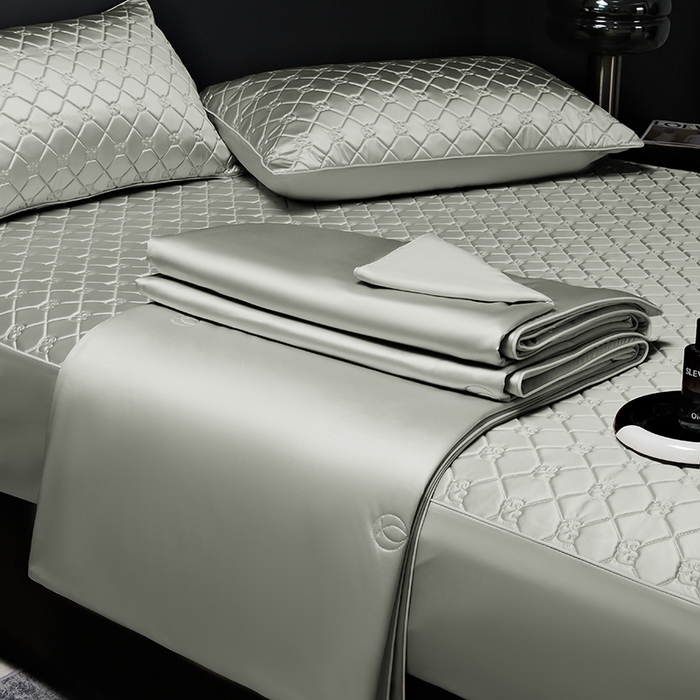 91家纺网 家纺一手货源 找家纺 阿那亚 2026新款冰萃凉感硅胶凉席三件套夏被四件套 松茶灰