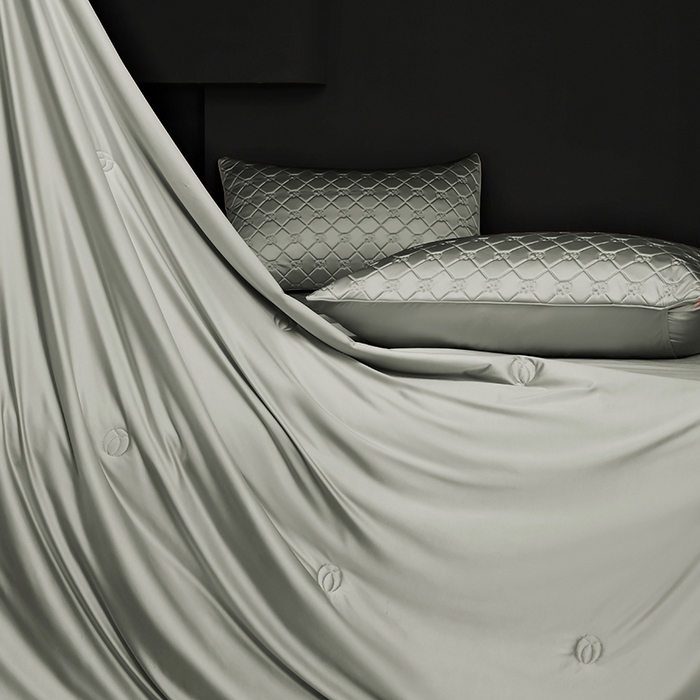 91家纺网 家纺一手货源 找家纺 阿那亚 2026新款冰萃凉感硅胶凉席三件套夏被四件套 松茶灰