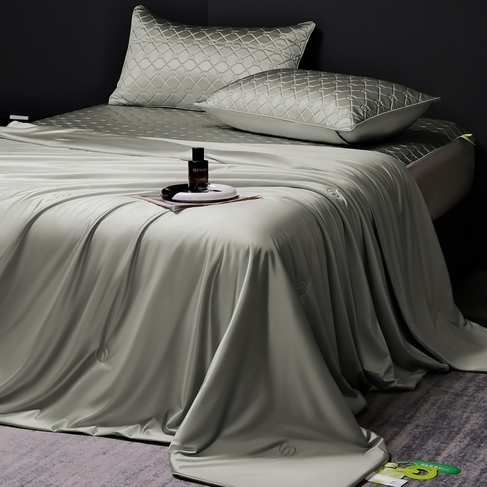 91家纺网 家纺一手货源 找家纺 阿那亚 2026新款冰萃凉感硅胶凉席三件套夏被四件套 松茶灰