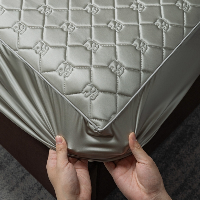 91家纺网 家纺一手货源 找家纺 阿那亚 2026新款冰萃凉感硅胶凉席三件套夏被四件套 松茶灰