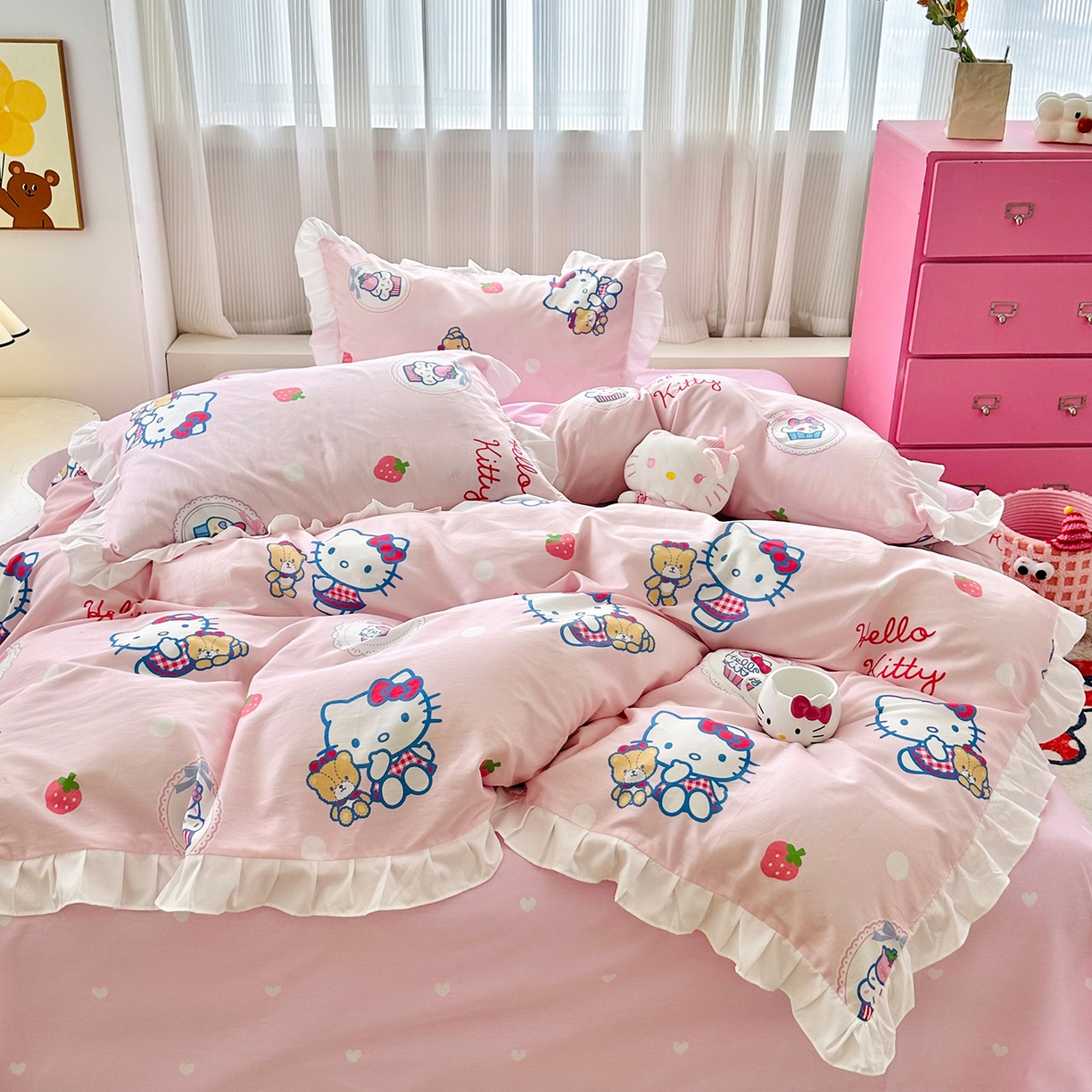 91家纺网 家纺一手货源 找家纺 玉元坊 2026新款三丽鸥正版授权凯蒂KT猫儿童卡通全棉纯棉床单床笠床裙花边被套三四件套 KT和熊粉-白花边款