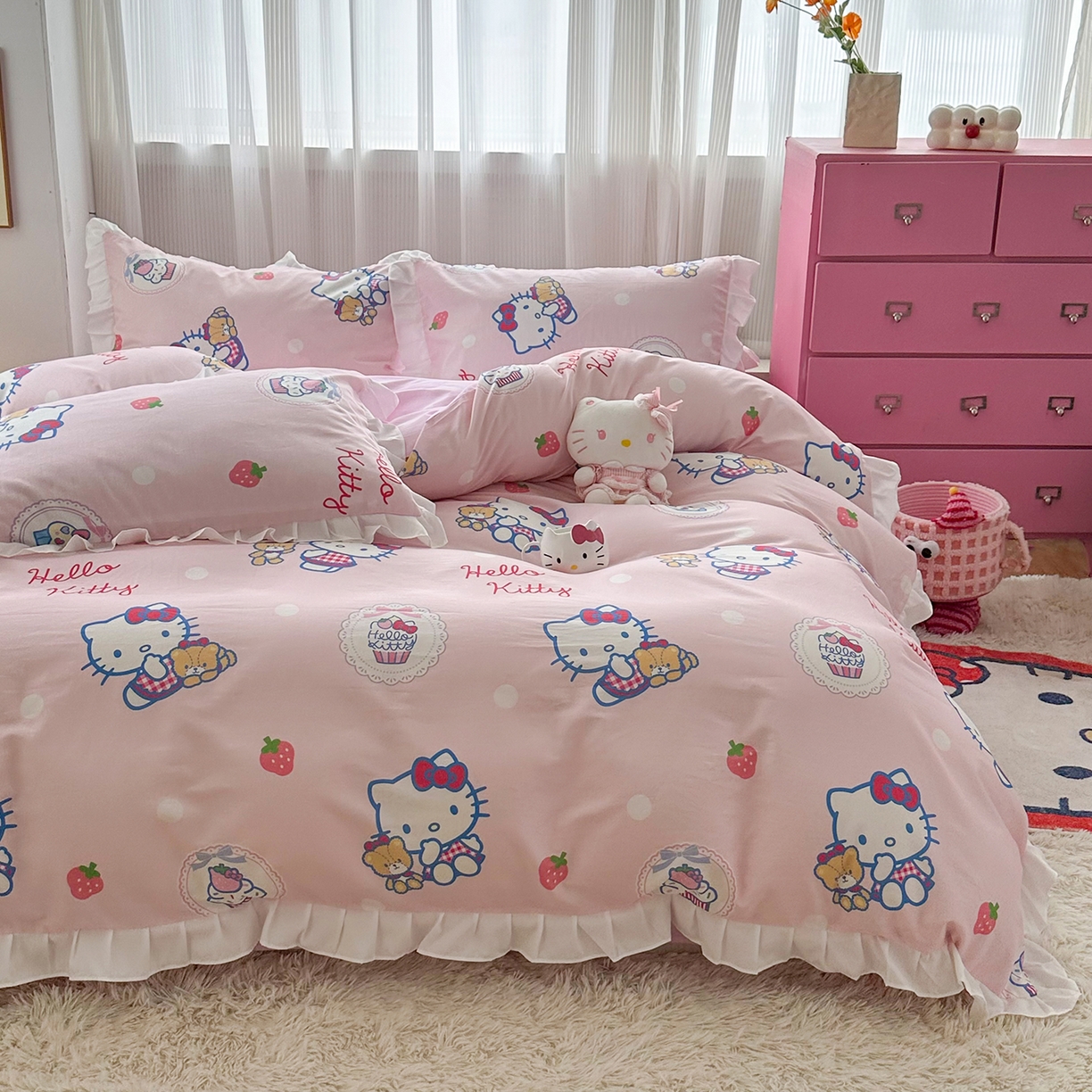 91家纺网 家纺一手货源 找家纺 玉元坊 2026新款三丽鸥正版授权凯蒂KT猫儿童卡通全棉纯棉床单床笠床裙花边被套三四件套 KT和熊粉-白花边款