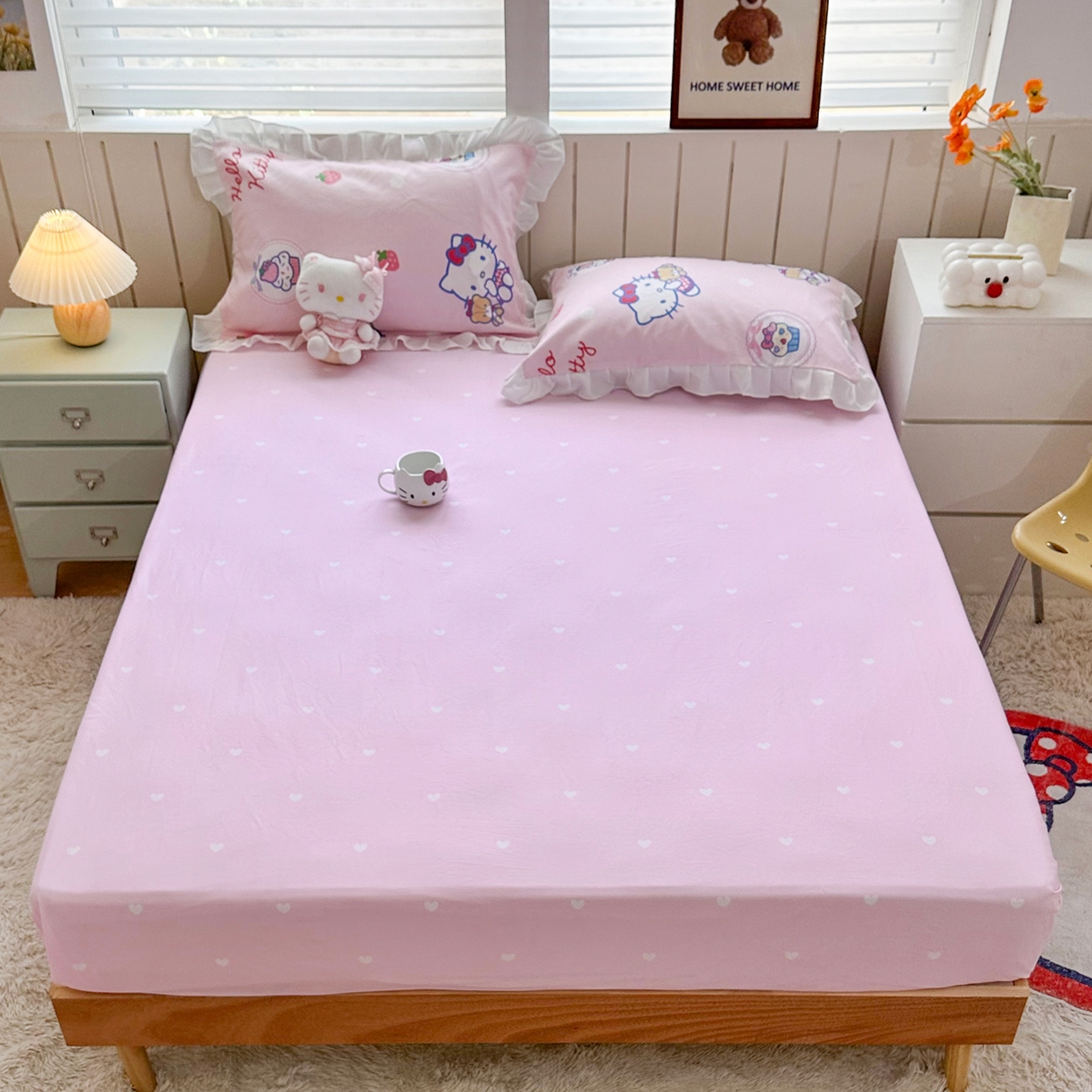 91家纺网 家纺一手货源 找家纺 玉元坊 2026新款三丽鸥正版授权凯蒂KT猫儿童卡通全棉纯棉床单床笠床裙花边被套三四件套 KT和熊粉-白花边款