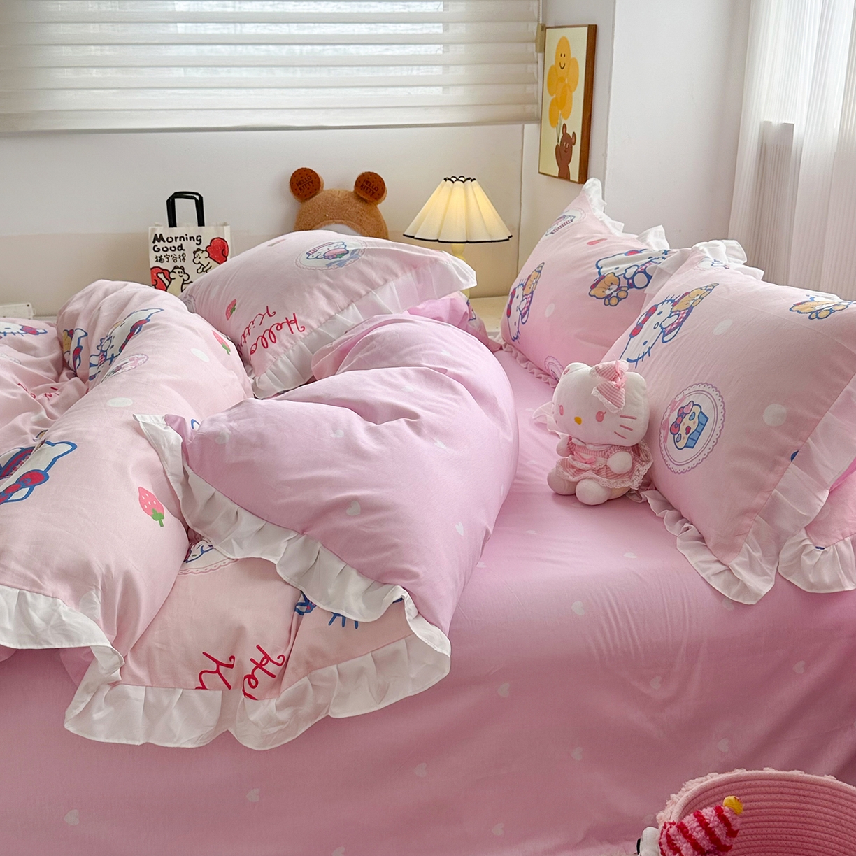91家纺网 家纺一手货源 找家纺 玉元坊 2026新款三丽鸥正版授权凯蒂KT猫儿童卡通全棉纯棉床单床笠床裙花边被套三四件套 KT和熊粉-白花边款