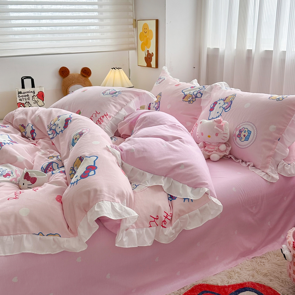 91家纺网 家纺一手货源 找家纺 玉元坊 2026新款三丽鸥正版授权凯蒂KT猫儿童卡通全棉纯棉床单床笠床裙花边被套三四件套 KT和熊粉-白花边款