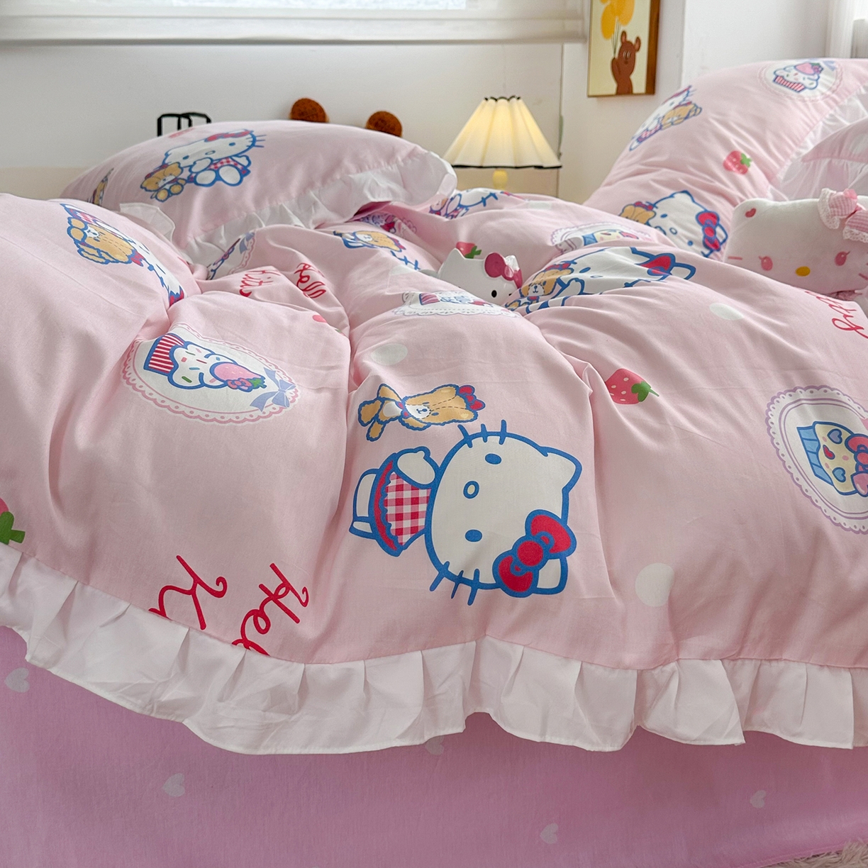 91家纺网 家纺一手货源 找家纺 玉元坊 2026新款三丽鸥正版授权凯蒂KT猫儿童卡通全棉纯棉床单床笠床裙花边被套三四件套 KT和熊粉-白花边款