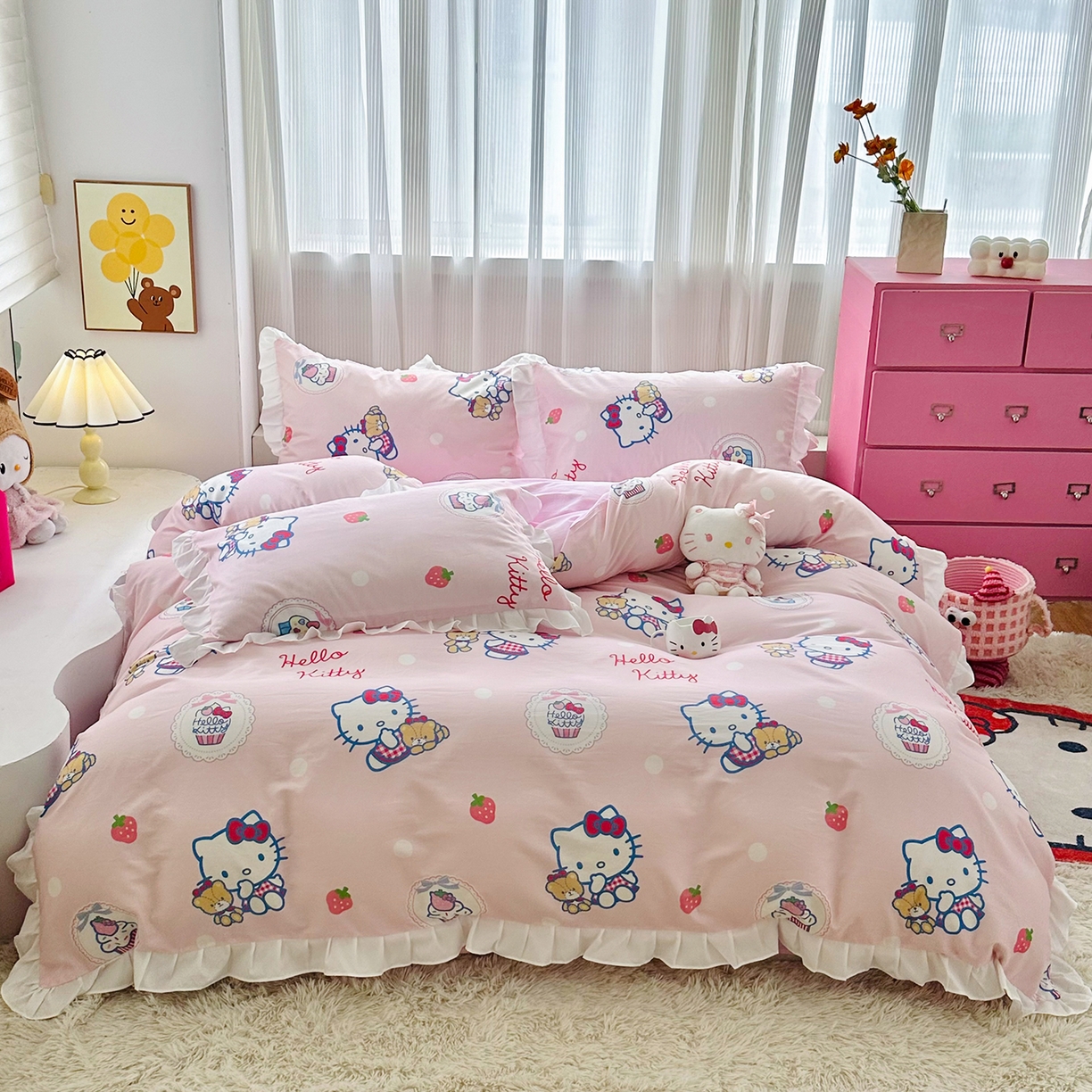 91家纺网 家纺一手货源 找家纺 玉元坊 2026新款三丽鸥正版授权凯蒂KT猫儿童卡通全棉纯棉床单床笠床裙花边被套三四件套 KT和熊粉-白花边款