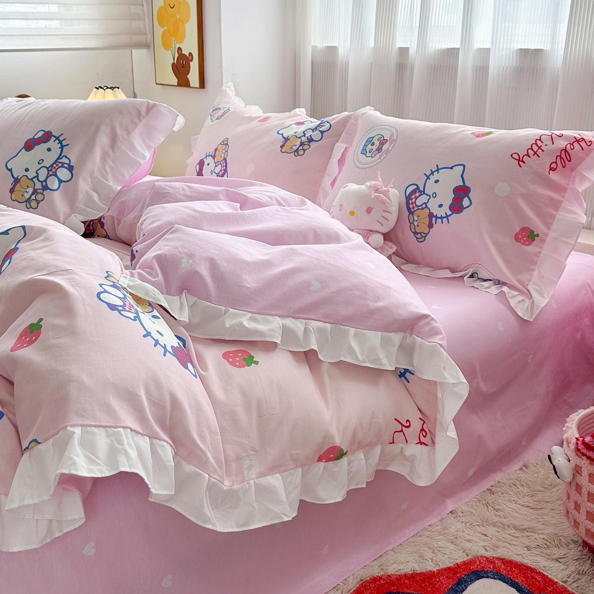 91家纺网 家纺一手货源 找家纺 玉元坊 2026新款三丽鸥正版授权凯蒂KT猫儿童卡通全棉纯棉床单床笠床裙花边被套三四件套 KT和熊粉-白花边款