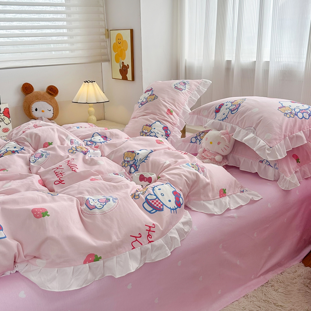 91家纺网 家纺一手货源 找家纺 玉元坊 2026新款三丽鸥正版授权凯蒂KT猫儿童卡通全棉纯棉床单床笠床裙花边被套三四件套 KT和熊粉-白花边款