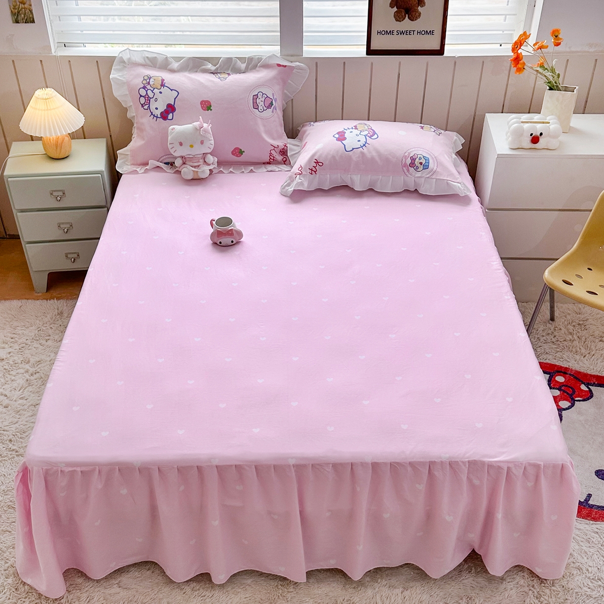 91家纺网 家纺一手货源 找家纺 玉元坊 2026新款三丽鸥正版授权凯蒂KT猫儿童卡通全棉纯棉床单床笠床裙花边被套三四件套 KT和熊粉-白花边款