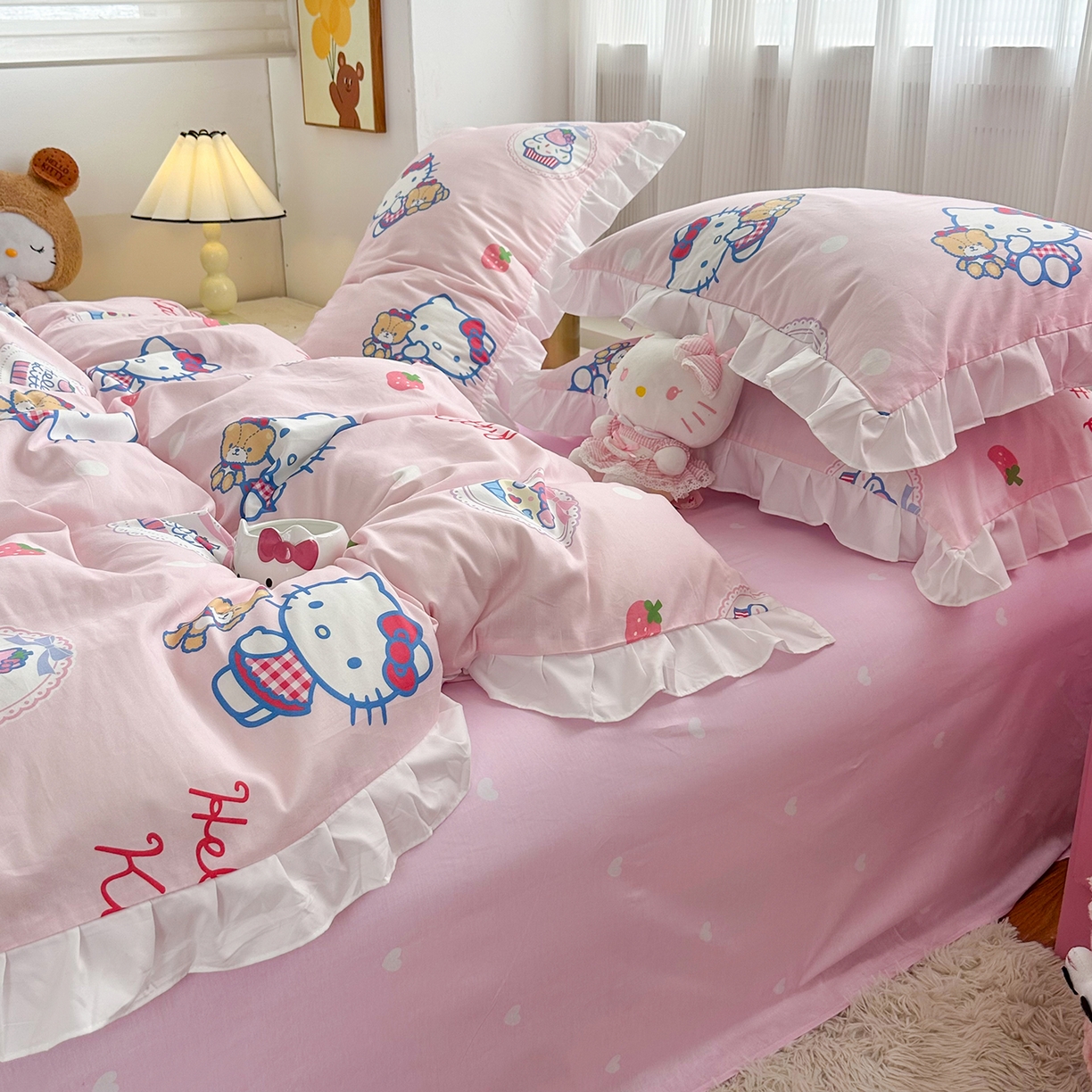 91家纺网 家纺一手货源 找家纺 玉元坊 2026新款三丽鸥正版授权凯蒂KT猫儿童卡通全棉纯棉床单床笠床裙花边被套三四件套 KT和熊粉-白花边款