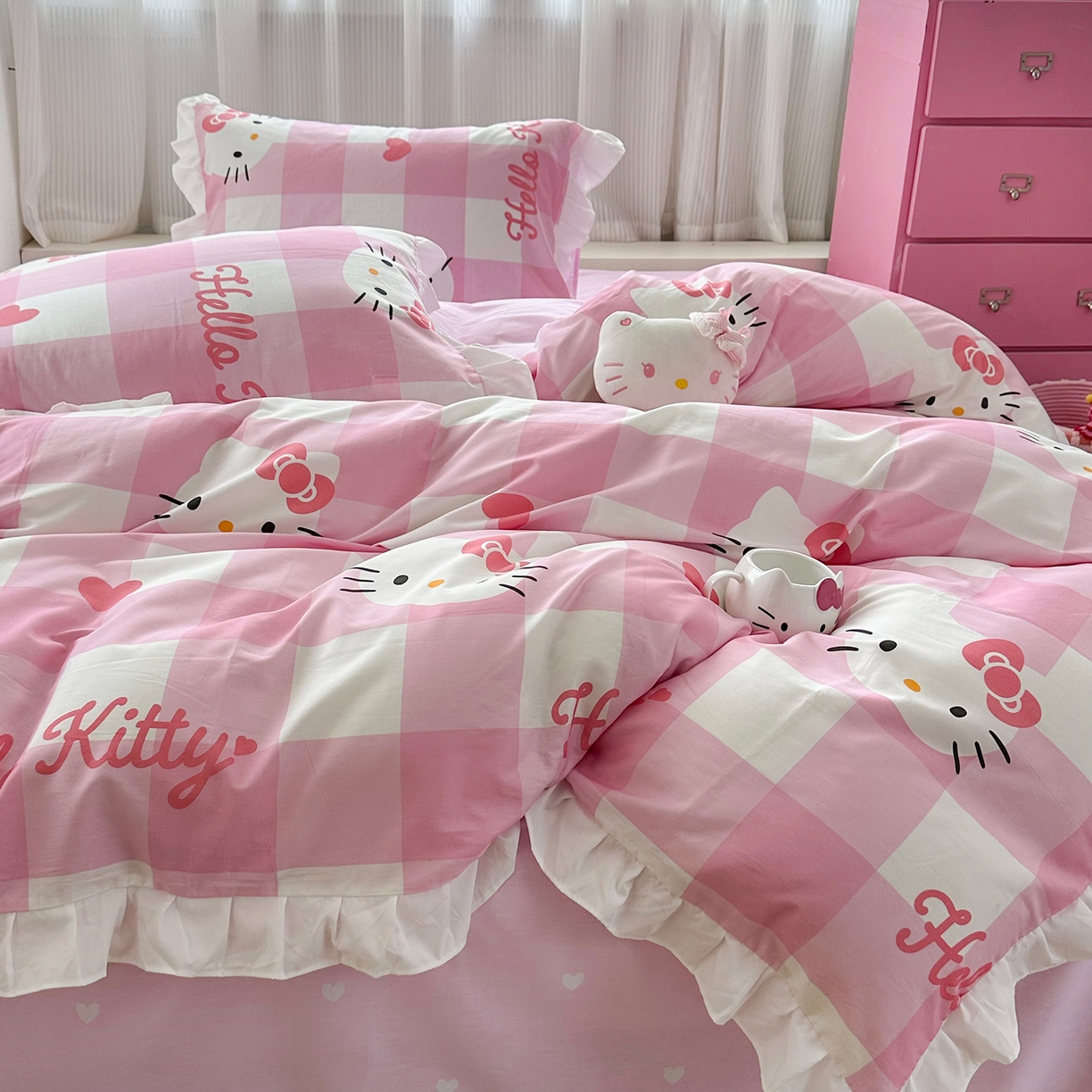 91家纺网 家纺一手货源 找家纺 玉元坊 2026新款三丽鸥正版授权凯蒂KT猫儿童卡通全棉纯棉床单床笠床裙花边被套三四件套 告白KT猫-白花边款