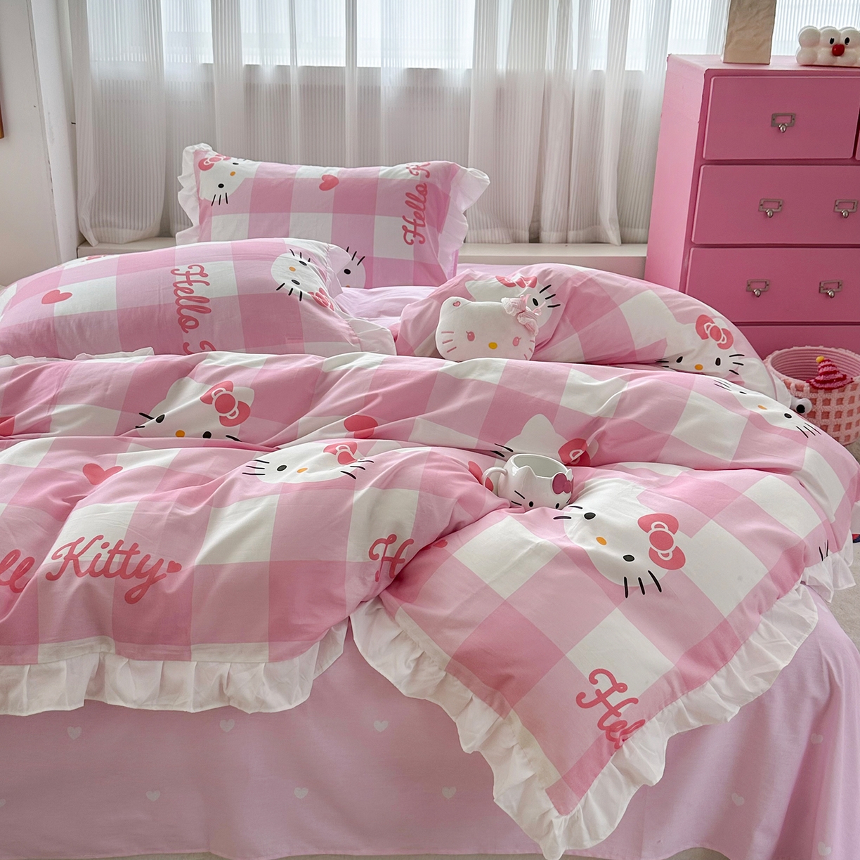 91家纺网 家纺一手货源 找家纺 玉元坊 2026新款三丽鸥正版授权凯蒂KT猫儿童卡通全棉纯棉床单床笠床裙花边被套三四件套 告白KT猫-白花边款