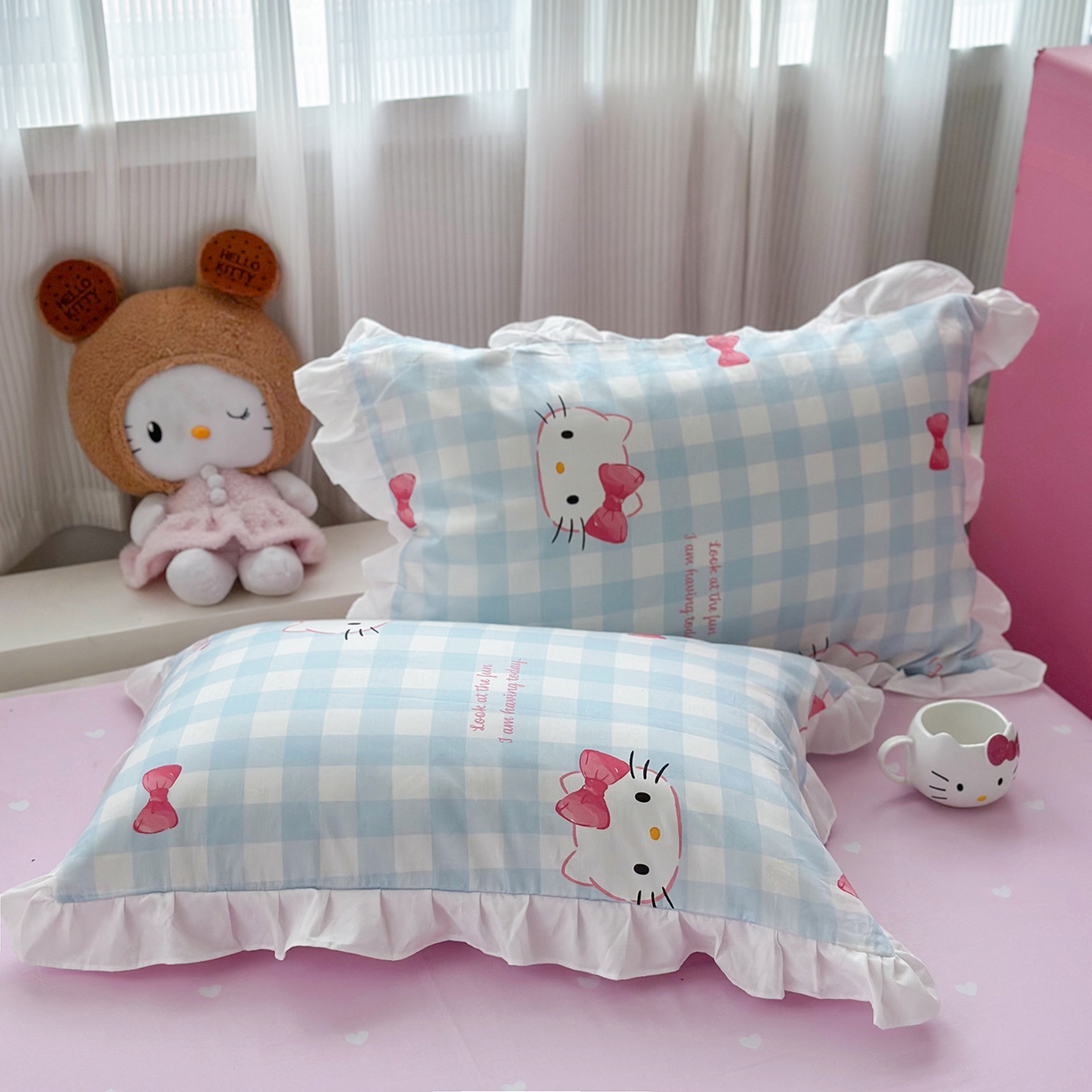 91家纺网 家纺一手货源 找家纺 玉元坊 2026新款三丽鸥正版授权凯蒂KT猫儿童卡通全棉纯棉床单床笠床裙花边被套三四件套 乖巧KT-白花边款