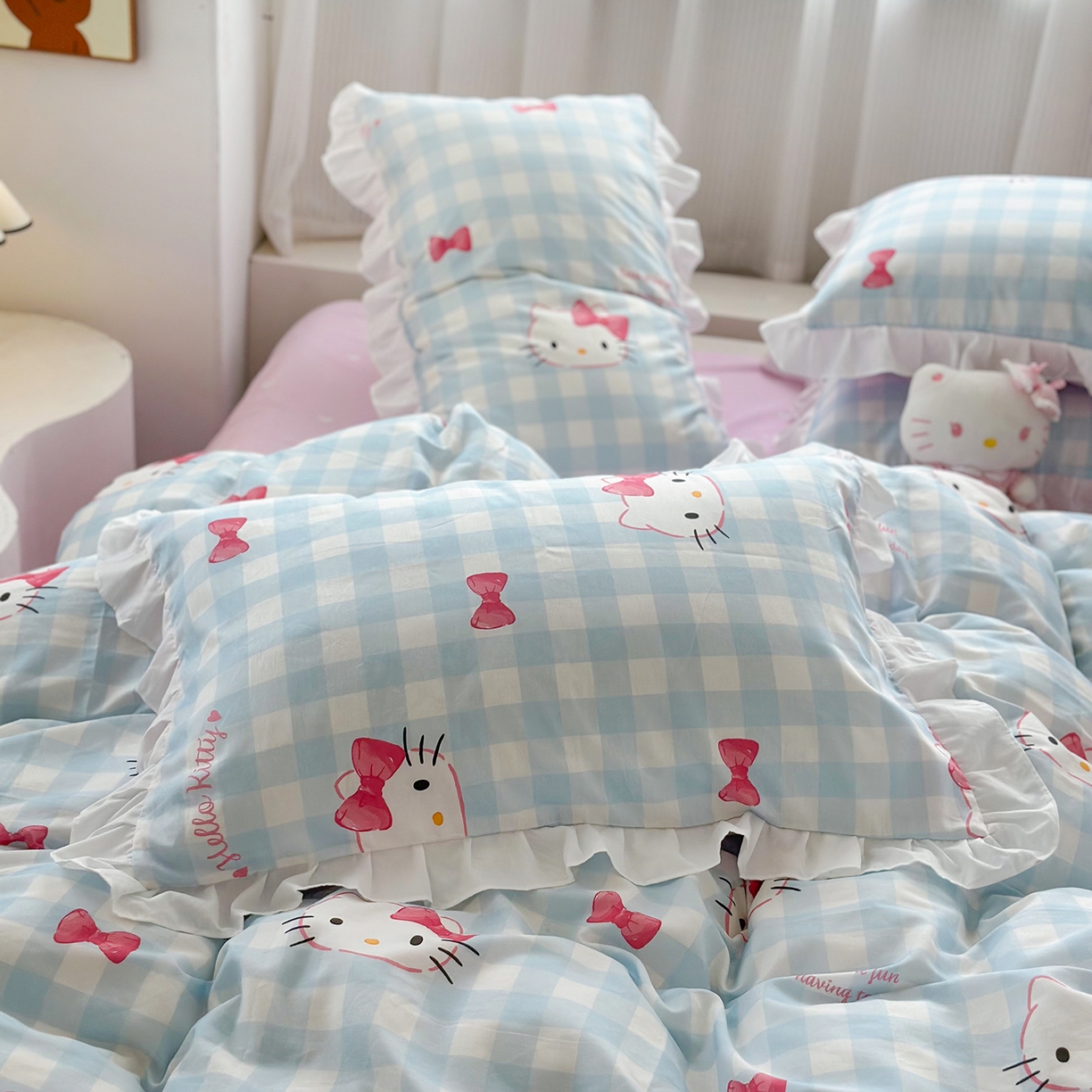 91家纺网 家纺一手货源 找家纺 玉元坊 2026新款三丽鸥正版授权凯蒂KT猫儿童卡通全棉纯棉床单床笠床裙花边被套三四件套 乖巧KT-白花边款