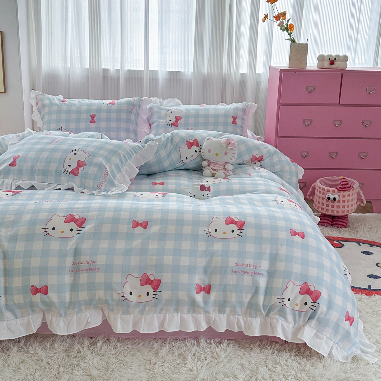 91家纺网 家纺一手货源 找家纺 玉元坊 2026新款三丽鸥正版授权凯蒂KT猫儿童卡通全棉纯棉床单床笠床裙花边被套三四件套 乖巧KT-白花边款