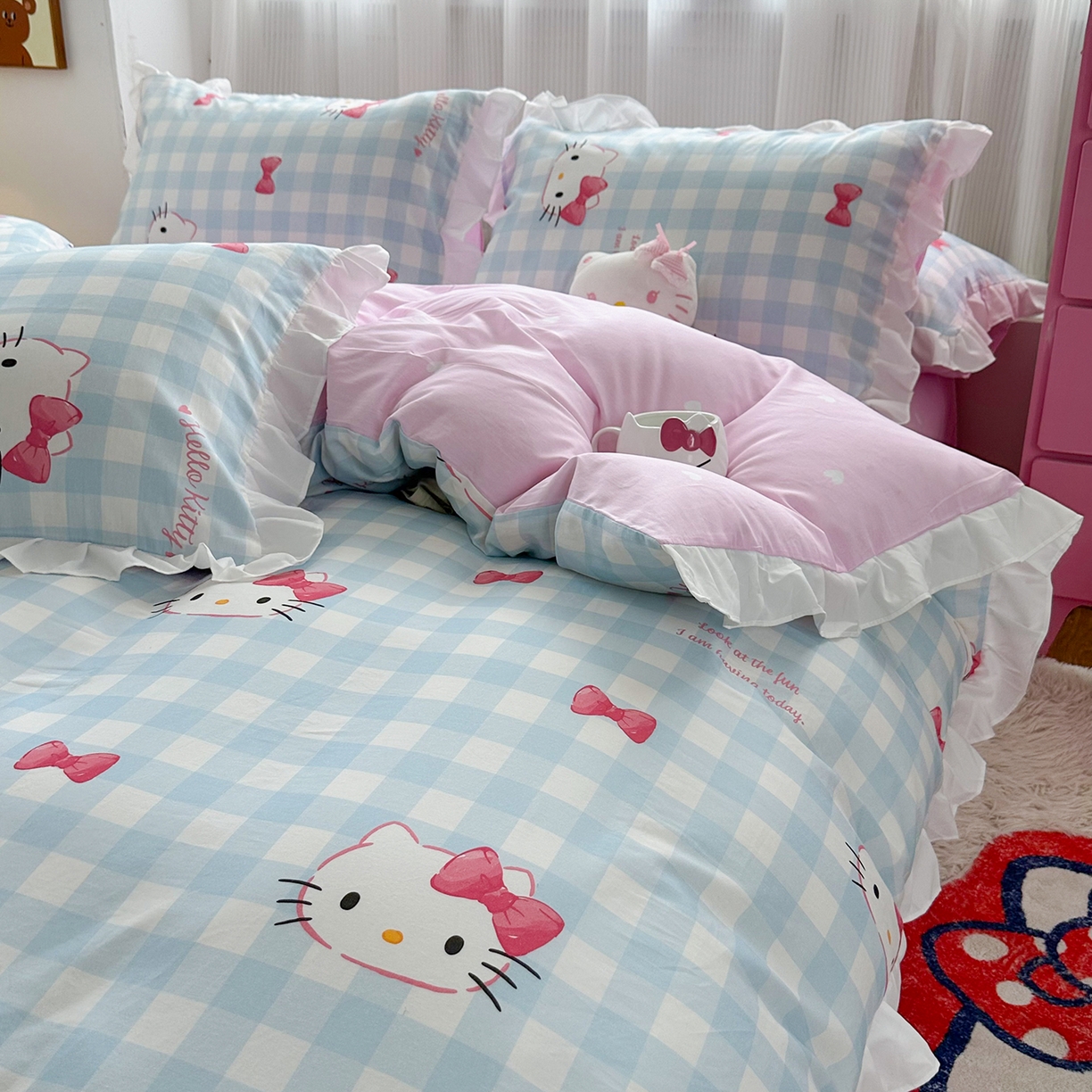 91家纺网 家纺一手货源 找家纺 玉元坊 2026新款三丽鸥正版授权凯蒂KT猫儿童卡通全棉纯棉床单床笠床裙花边被套三四件套 乖巧KT-白花边款
