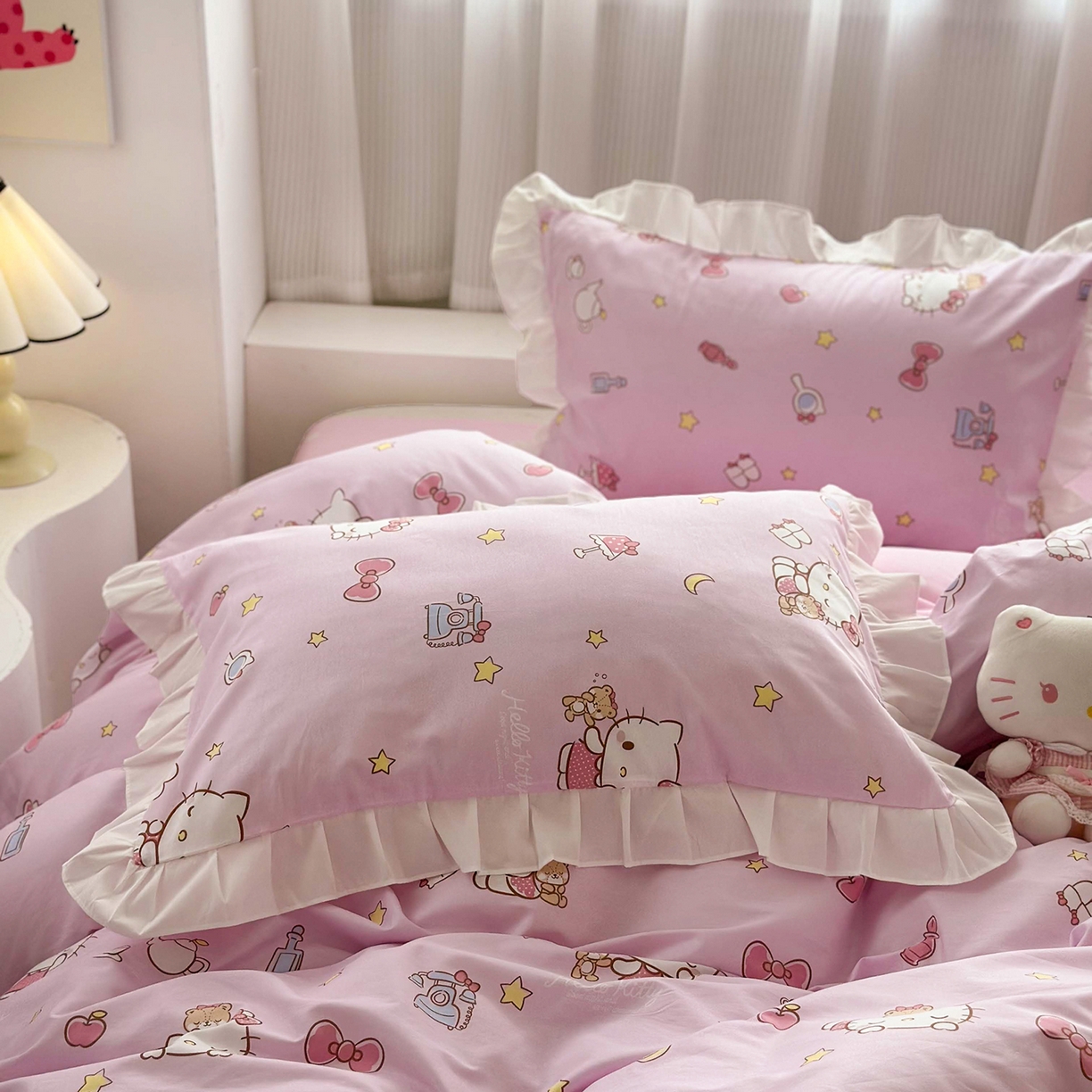 91家纺网 家纺一手货源 找家纺 玉元坊 2026新款三丽鸥正版授权凯蒂KT猫儿童卡通全棉纯棉床单床笠床裙花边被套三四件套 美美凯蒂 花边款