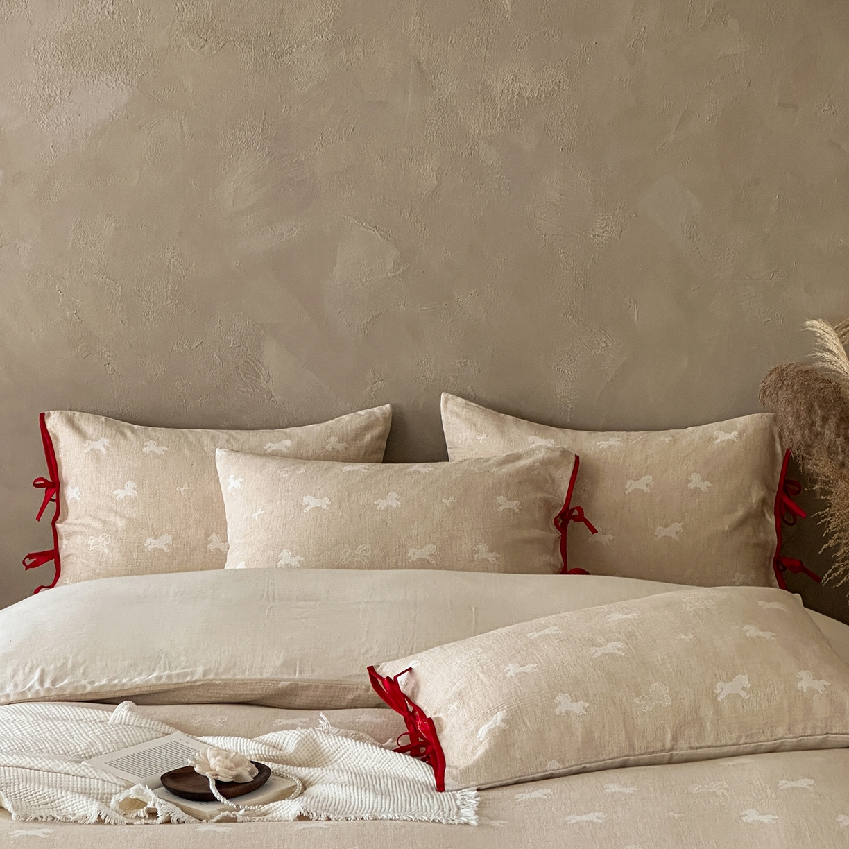 91家纺网 家纺一手货源 找家纺 爱丽丝 2026新款云树里包边系带棉麻四件套 一马当先