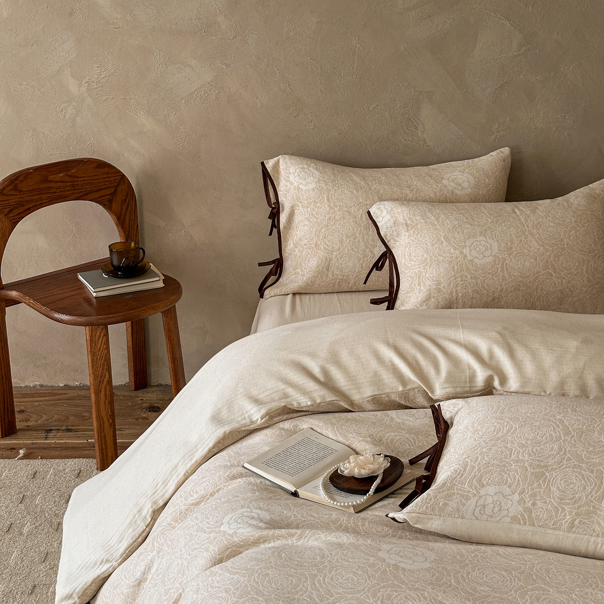 91家纺网 家纺一手货源 找家纺 爱丽丝 2026新款云树里包边系带棉麻四件套 山茶不芜