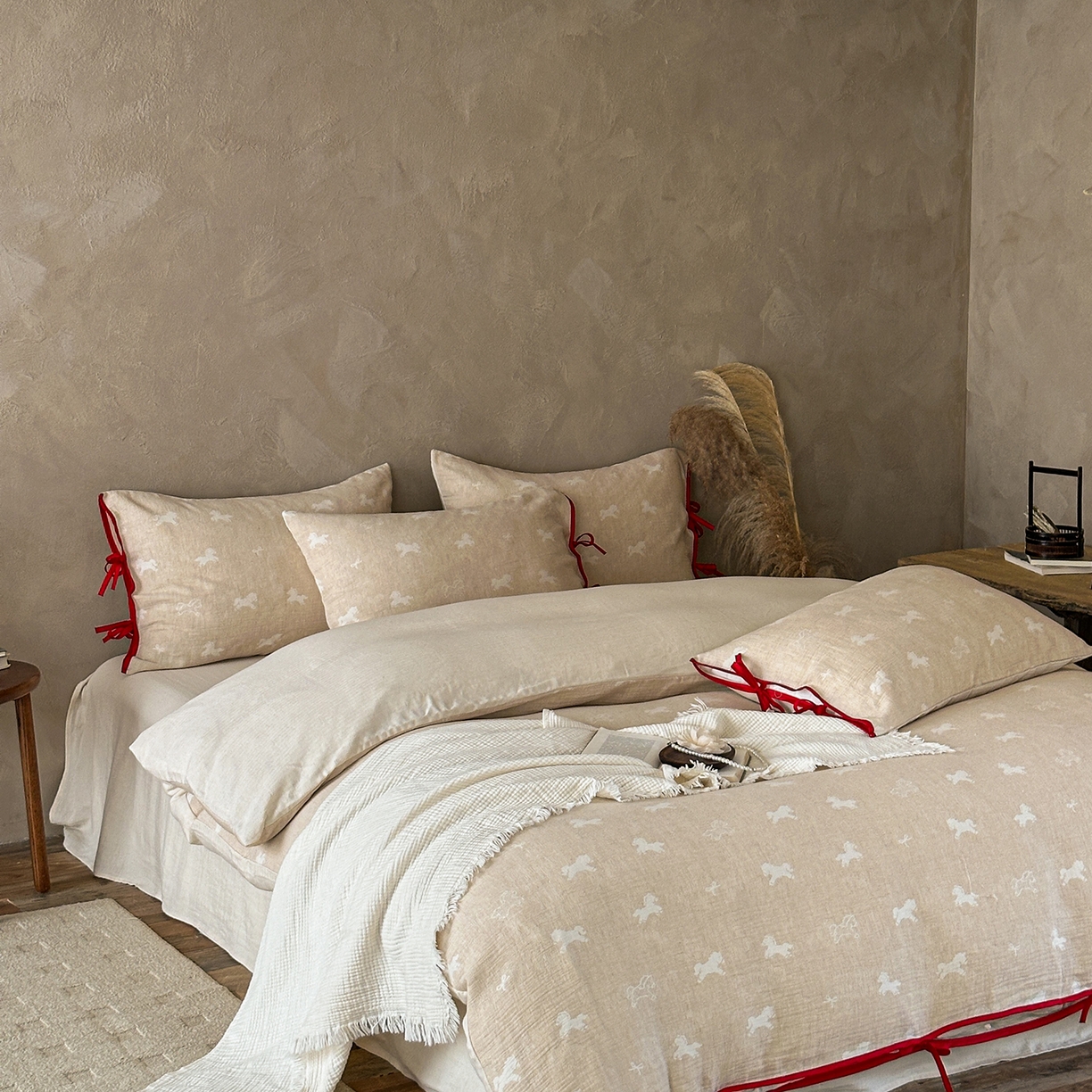 91家纺网 家纺一手货源 找家纺 爱丽丝 2026新款云树里包边系带棉麻四件套 一马当先