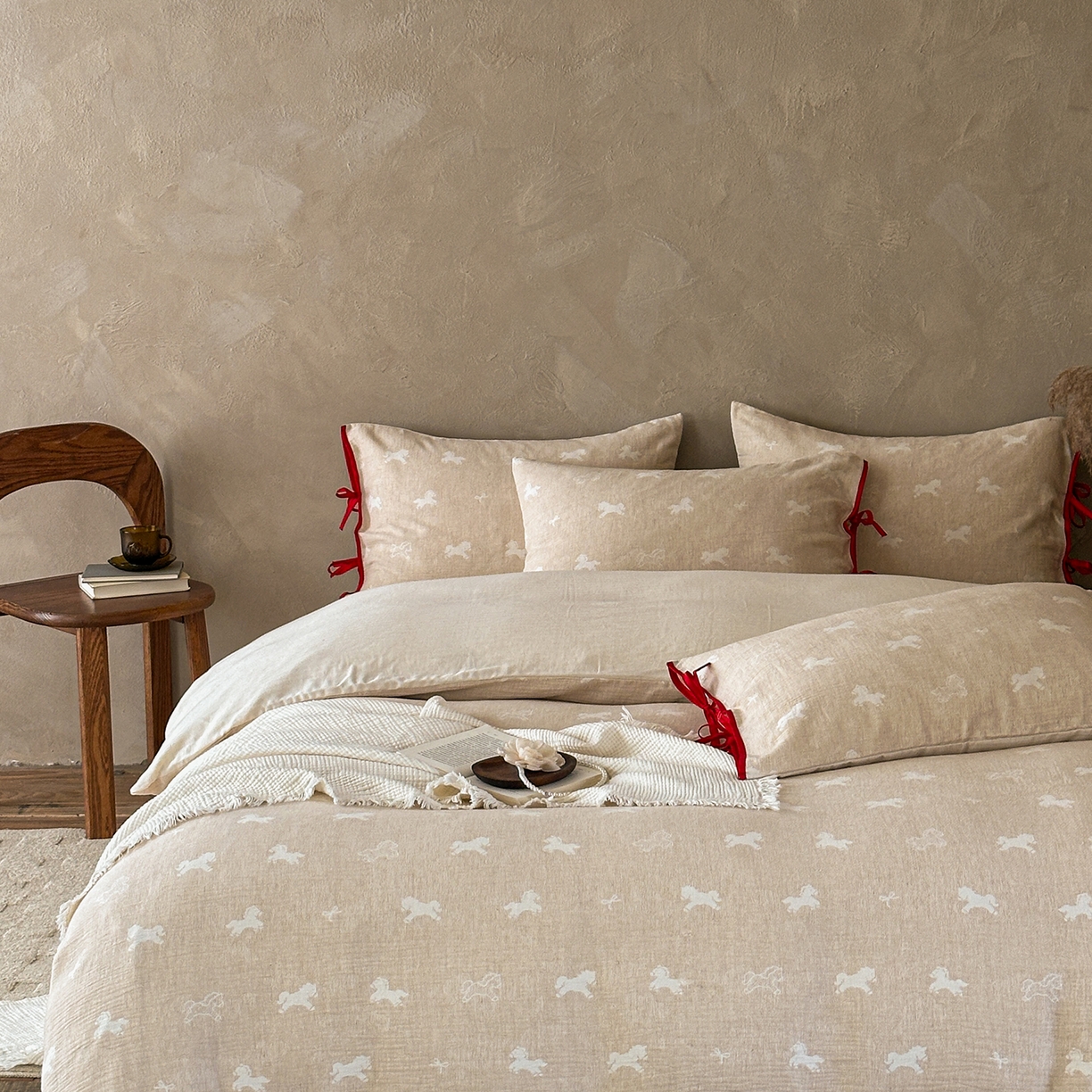 91家纺网 家纺一手货源 找家纺 爱丽丝 2026新款云树里包边系带棉麻四件套 一马当先