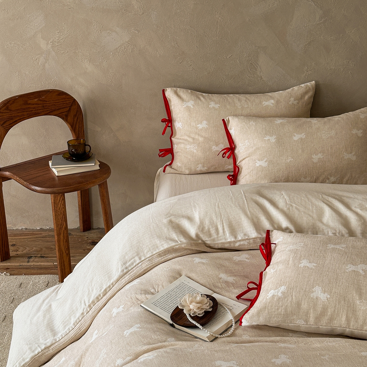 91家纺网 家纺一手货源 找家纺 爱丽丝 2026新款云树里包边系带棉麻四件套 一马当先