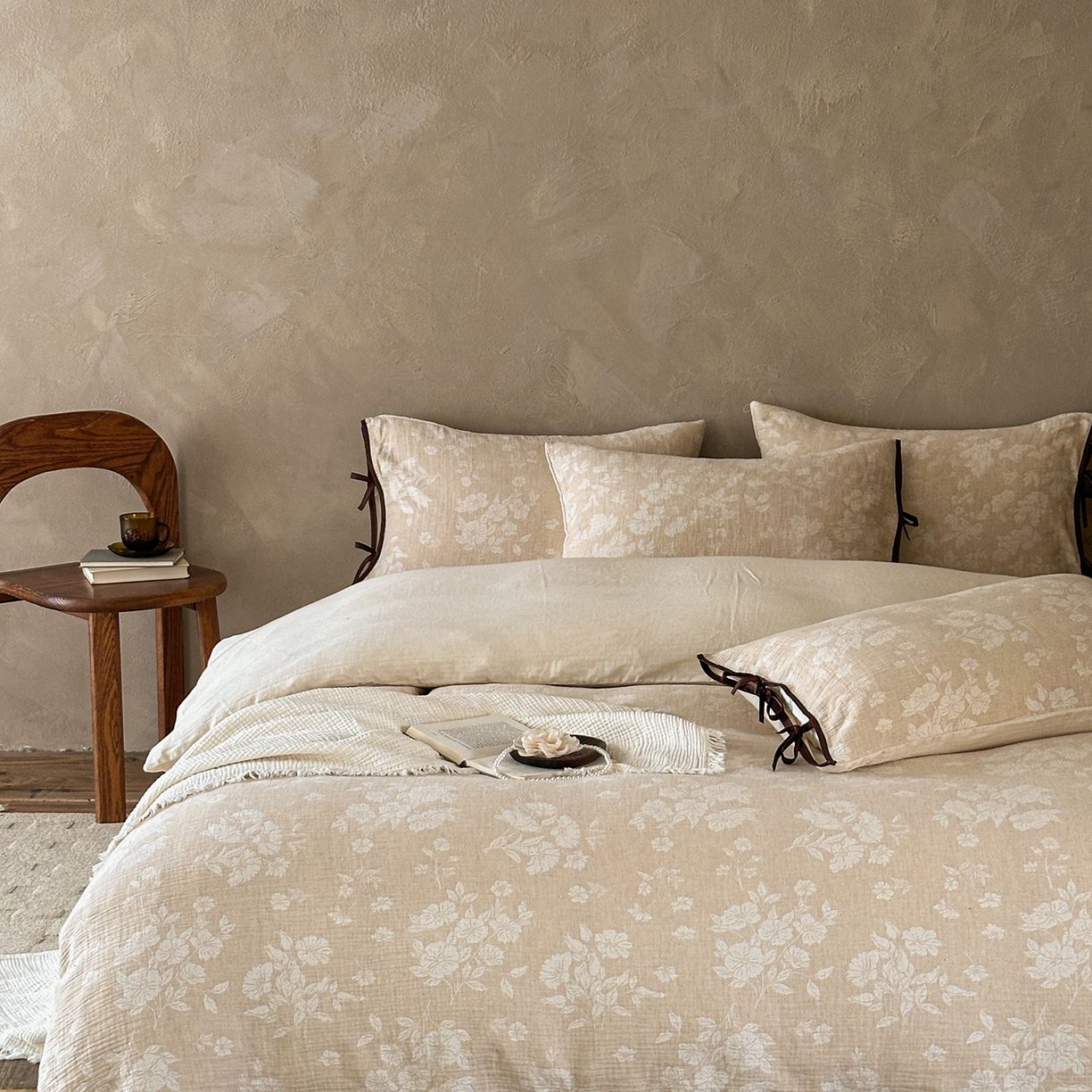 91家纺网 家纺一手货源 找家纺 爱丽丝 2026新款云树里包边系带棉麻四件套 素棠清欢