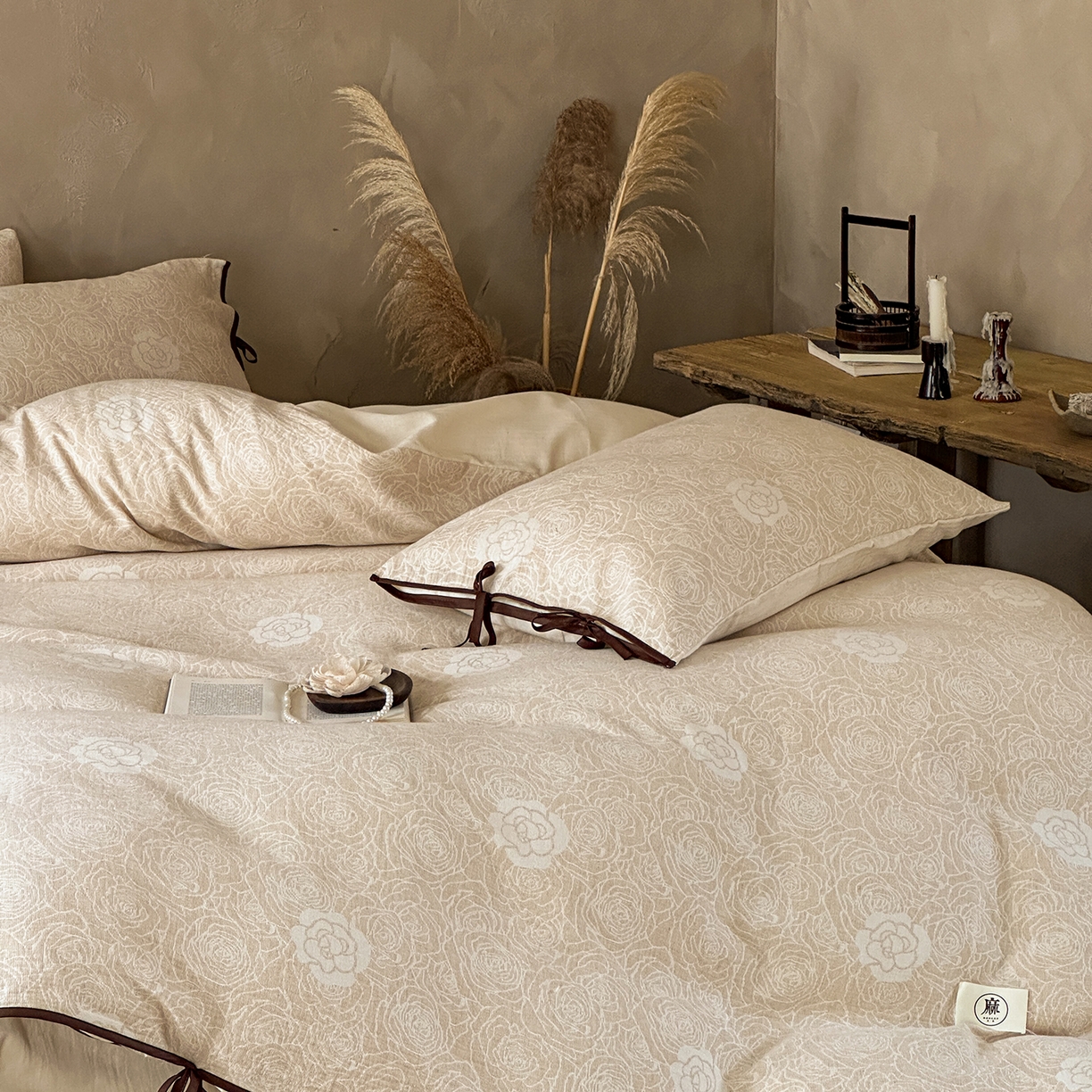 91家纺网 家纺一手货源 找家纺 爱丽丝 2026新款云树里包边系带棉麻四件套 山茶不芜